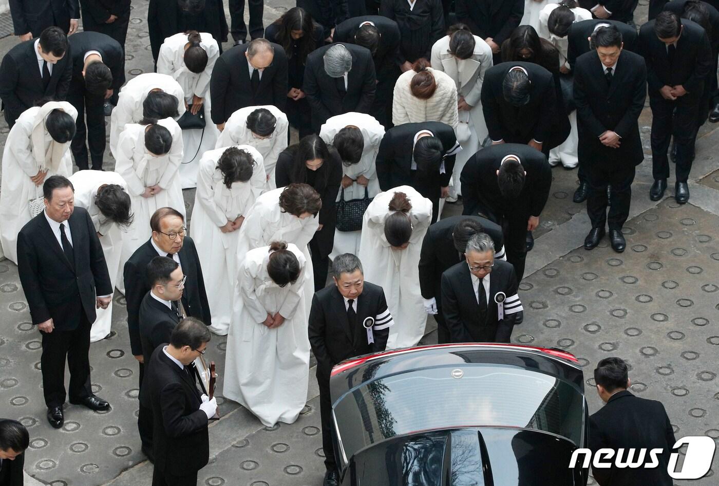 본문 이미지 - 7일 오전 서울 종로구 서울대병원 장례식장에서 고 박용곤 두산그룹 명예회장의 발인이 엄수되고 있다. 2019.3.7/뉴스1 ⓒ News1 안은나 기자