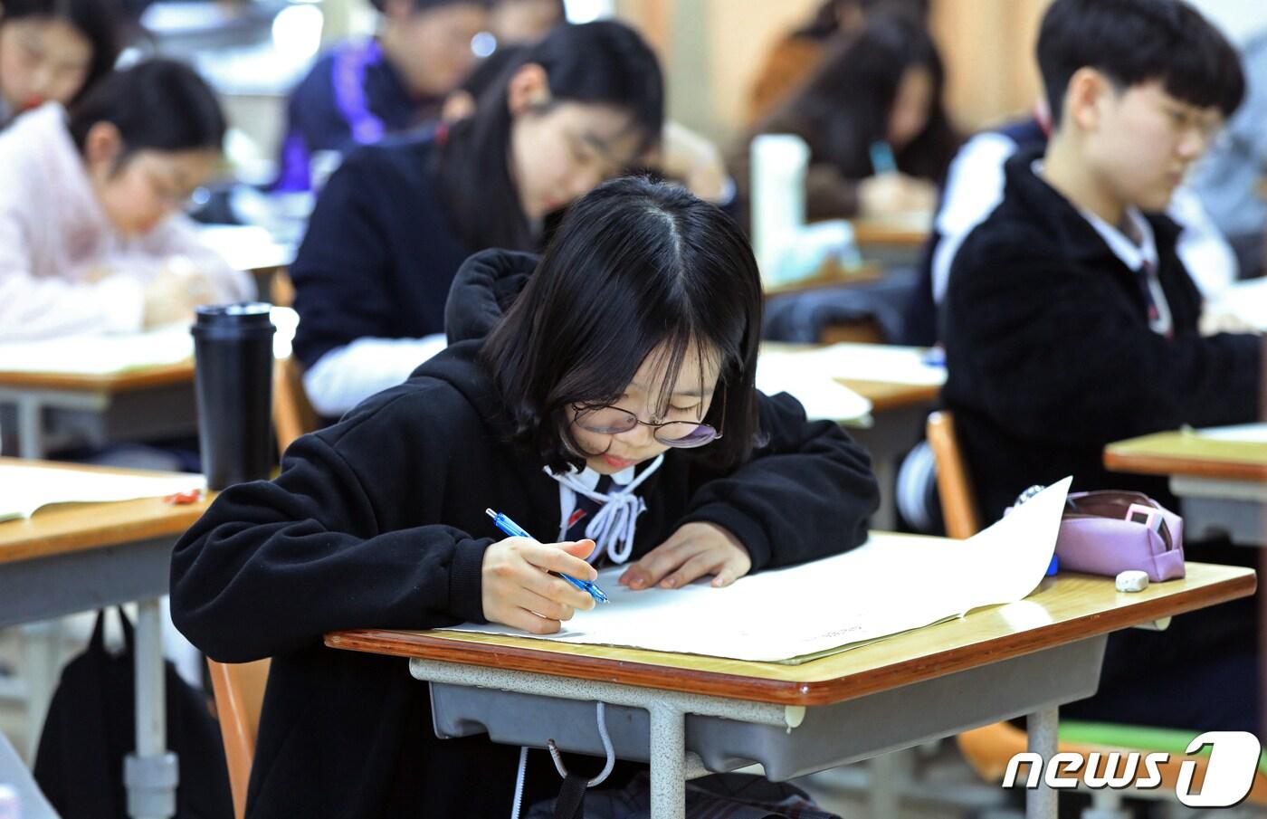 본문 이미지 - 지난해 3월 7일 전북 전주 호남제일고등학교 학생들이 서울시교육청 주관 전국연합학력평가 시험을 치르고 있다./뉴스1 