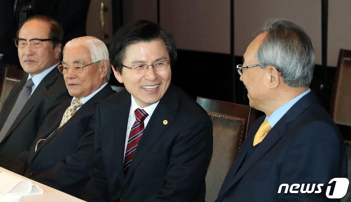 본문 이미지 - 황교안 자유한국당 대표가 7일 서울 여의도 63빌딩 중식당에서 열린 상임고문단 오찬에서 박관용 전 국회의장과 대화를 하고 있다. 2019.3.7/뉴스1 ⓒ News1 김명섭 기자