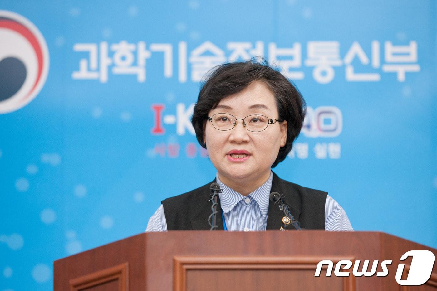 본문 이미지 - 문미옥 과학기술정보통신부 제1차관이 7일 오전 경기도 과천시 관문로 정부과천청사 과기정통부 기자실에서 '2019년도 업무계획' 브리핑을 하고 있다. ⓒ 뉴스1
