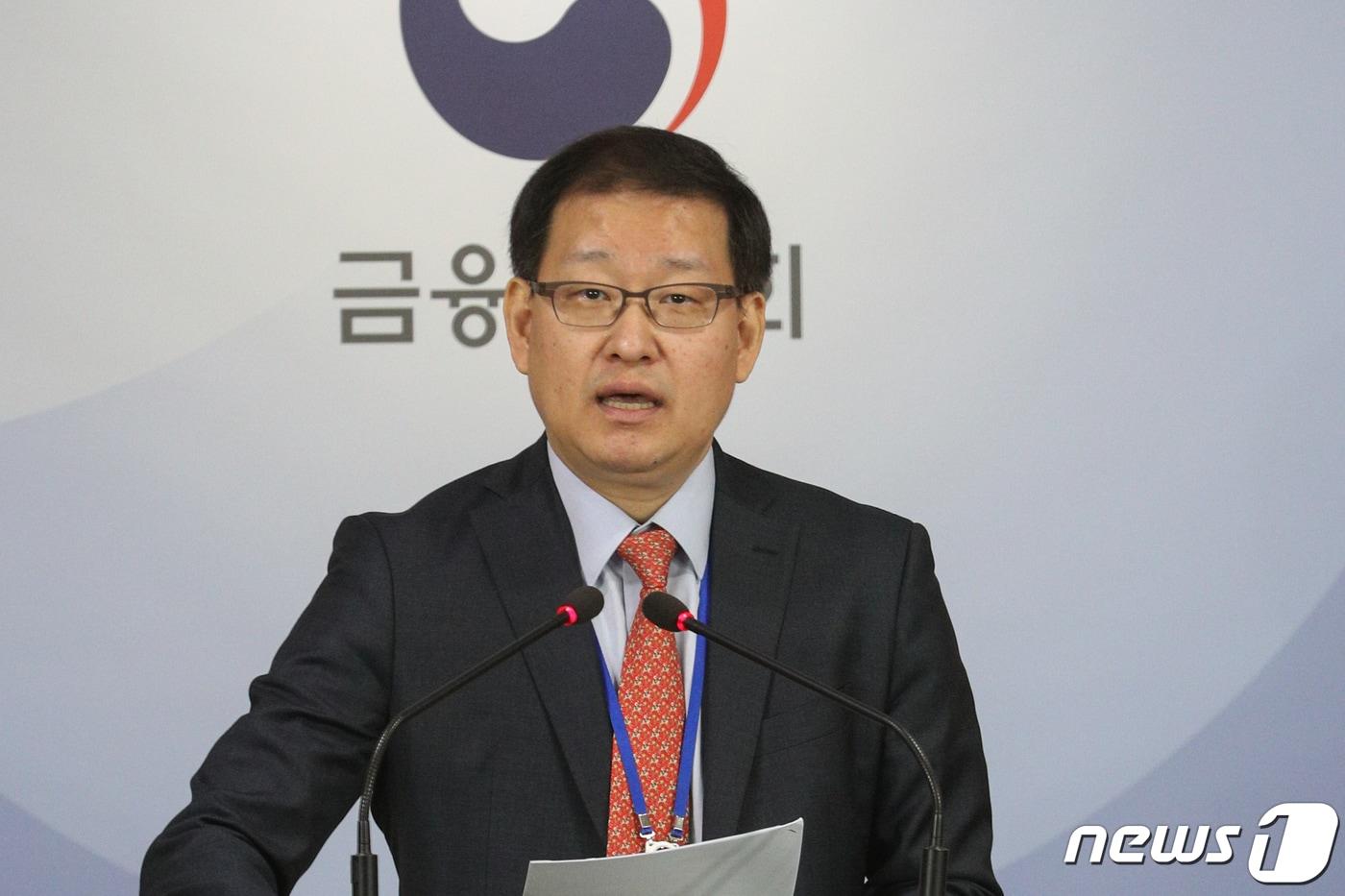 본문 이미지 - 박정훈 금융위원회 자본시장정책관이 8일 오전 서울 종로구 정부서울청사에서 현장혁신형 자산운용산업 규제개선 브리핑을 하고 있다. 2019.3.8/뉴스1 ⓒ News1 성동훈 기자