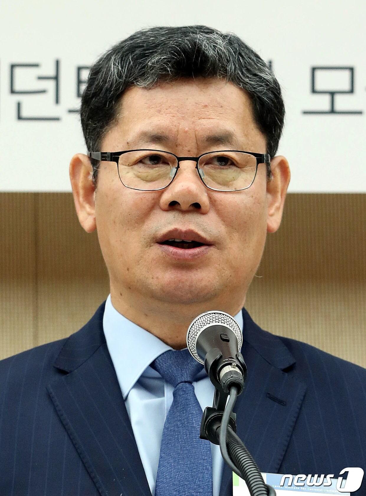 본문 이미지 - 문재인 대통령이 8일 7개 부처에 대한 중폭 개각을 단행했다. 사진은 통일부장관 후보자로 내정된 김연철 통일연구원장.(뉴스1DB)2019.3.8/뉴스1