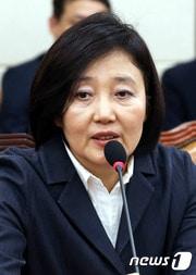 본문 이미지 - 문재인 대통령이 8일 7개 부처에 대한 중폭 개각을 단행했다. 사진은 중소벤처기업부장관 후보자로 내정된 박영선 더불어민주당 의원.(뉴스1DB)2019.3.8/뉴스1