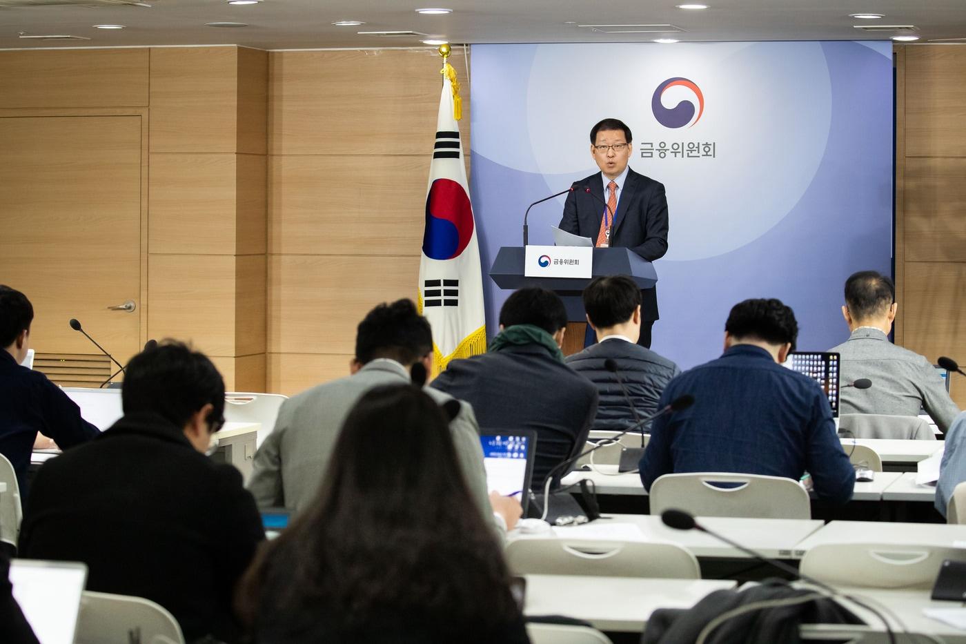 본문 이미지 - 박정훈 금융위 자본시장정책관이 8일 서울 종로구 정부서울청사 합동브리핑실에서 현장 혁신형 자산운용산업 규제개선 관련내용을 설명하고 있다.ⓒ 뉴스1