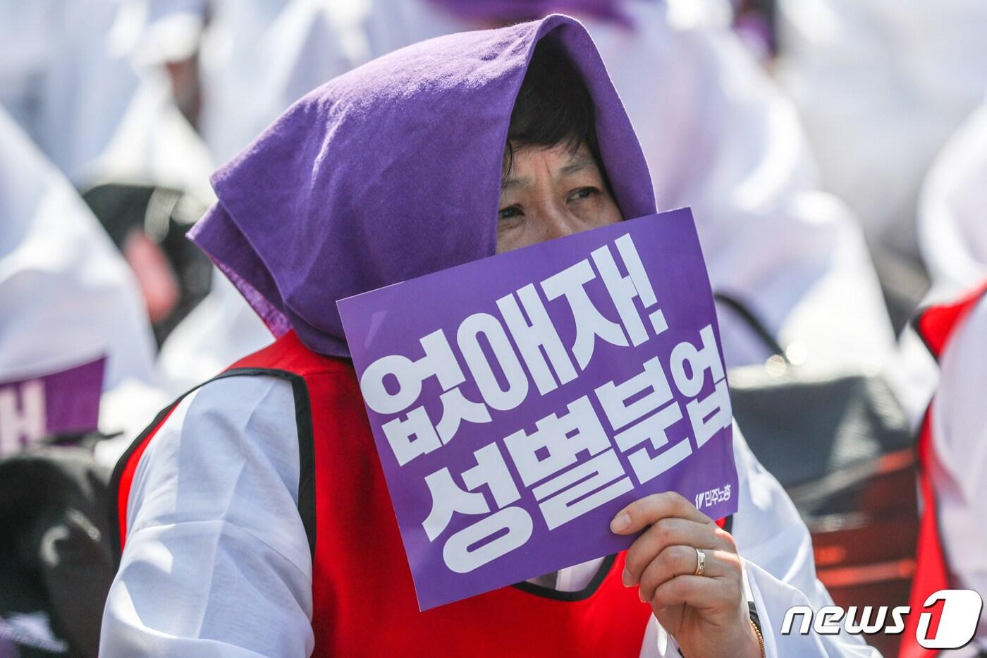 본문 이미지 - '세계 여성의 날'인 8일 오후 서울 중구 파이낸스 빌딩 앞에서 열린 '3.8 세계여성의 날 정신 계승 전국노동자대회'에서 참가자들이 손피켓을 들고 있다. 2019.3.8/뉴스1 ⓒ News1 성동훈 기자
