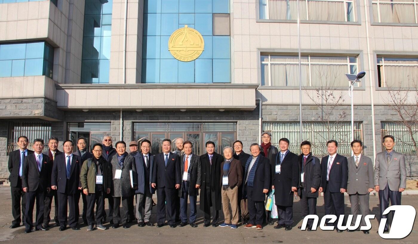 본문 이미지 - 2018년 12월 18일 국제전기자동차엑스포 조직위원회가 평양과학기술대학을 방문해 기념사진을 찍고 있다. 2019.03.08/뉴스1 (조직위원장 제공) 2019.03.08/뉴스1 ⓒ 뉴스1
