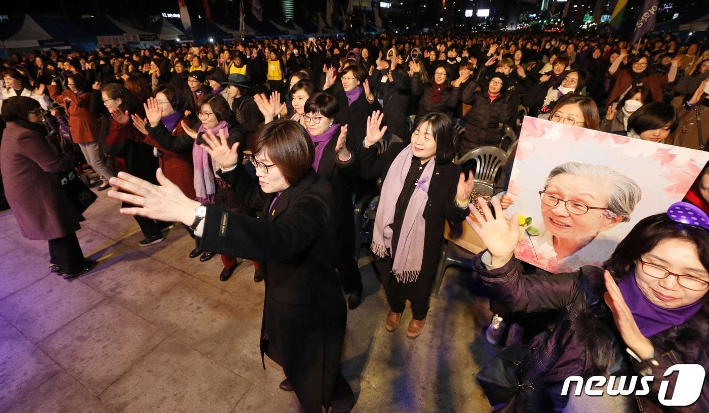 본문 이미지 - 8일 오후 서울 광화문광장에서 열린 3.8세계여성의 날 기념 제35회 한국여성대회에서 참석자들이 '싸우는 여자가 춤춘다 '공동 퍼포먼스를 함께하며 춤을 추고 있다. 2019.3.8/뉴스1 ⓒ News1 박세연 기자