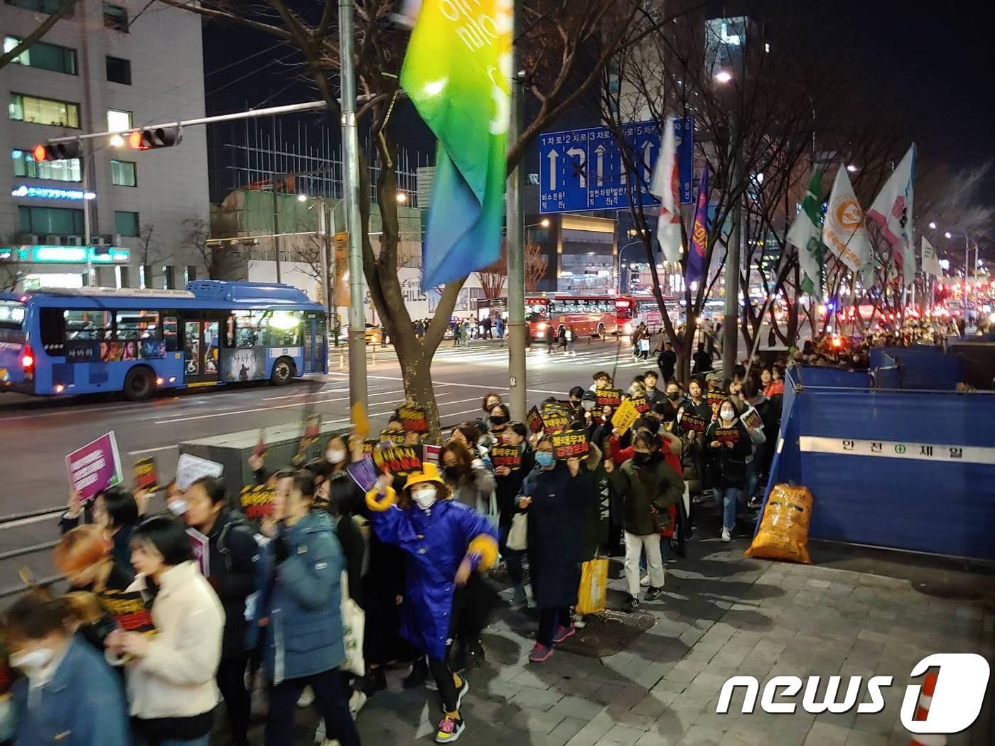 본문 이미지 - 8일 제111회 '세계 여성의 날'을 맞이해 녹색당, 반성매매인권행동 이룸, 불꽃페미액션 등 7개 단체 회원들이 8일 오후 서울 강남구 신사역 2번 출구 앞에서 집회를 열었다. ⓒ 뉴스1 권구용 기자