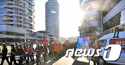 본문 이미지 - 최고인민회의 대의원선거를 앞두고 평양 여명거리에서 선동활동을 벌이는 모습을 노동신문이 9일 보도했다. (노동신문) 2019.3.9/뉴스1