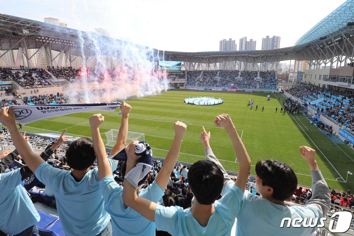 9일 오후 대구 북구 고성동에 새롭게 문을 연 축구전용구장 DGB대구은행파크에서 열린 ‘하나원큐 K리그1 2019’ 대구FC와 제주 유나이티드와의 경기 시작을 알리는 축포가 터지고 있다. 2019.3.9/뉴스1 ⓒ News1 공정식 기자