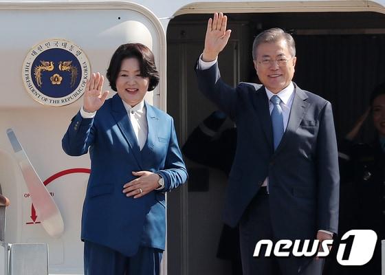 본문 이미지 - 문재인 대통령과 부인 김정숙 여사. 2018.10.13/뉴스1 ⓒ News1 구윤성 기자