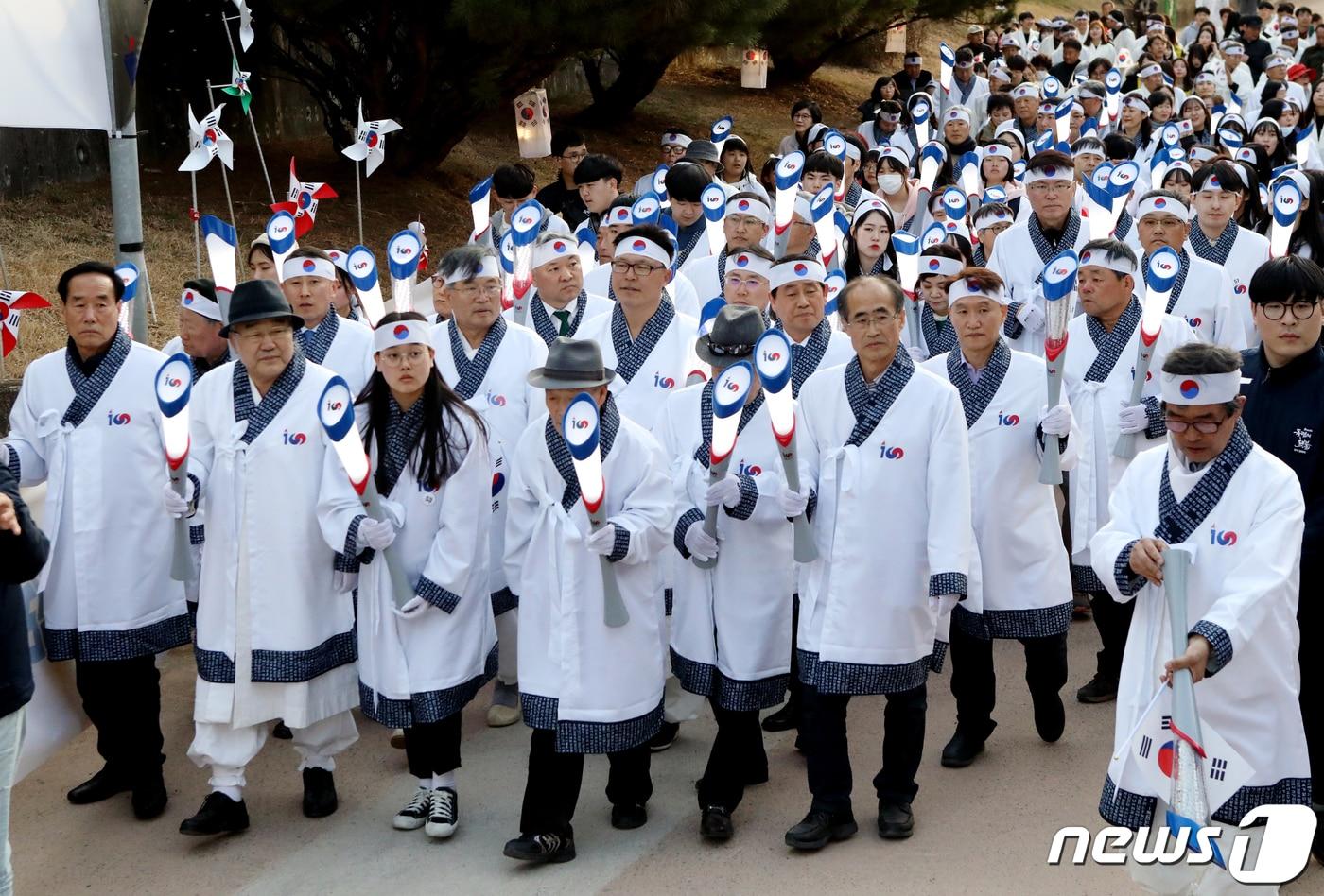 본문 이미지 - 9일 오후 경북 안동시청을 출발한 '3·1운동 100주년 기념 독립의 횃불 릴레이' 행렬이 임시정부 초대 국무령을 지낸 석주 이상룡 선생의 생가인 임청각에 도착하고 있다./뉴스1