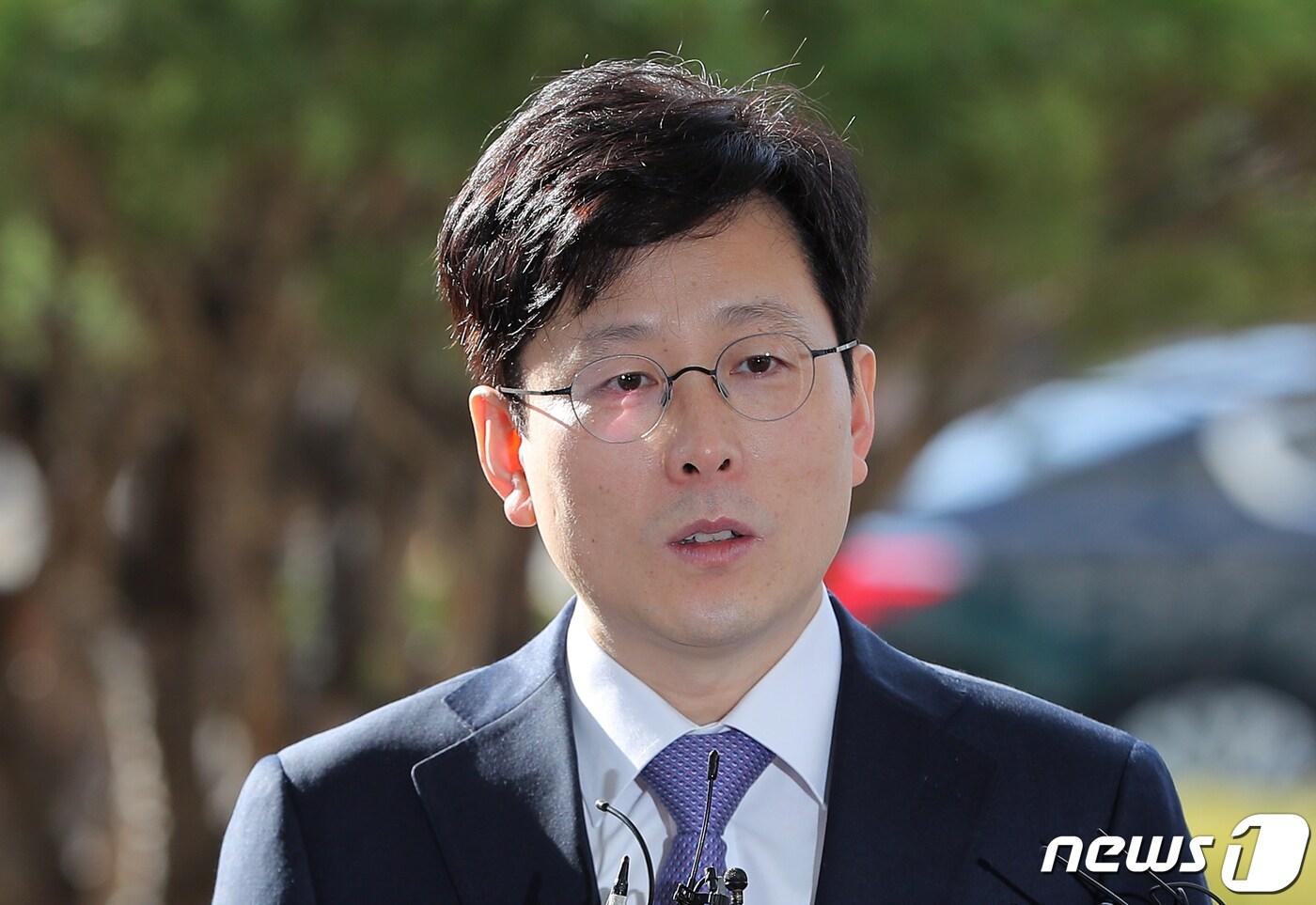 김학의 전 법무부 차관의 '별장 성접대 의혹' 등 사건 관련 재수사를 맡은 검찰 과거사위원회 수사 권고 관련 수사단장 여환섭 검사장이 1일 오전 수사단 사무실이 마련된 서울 송파구 서울동부지검으로 출근하며 취재진의 질문에 답하고 있다. 2019.4.1/뉴스1 ⓒ News1 구윤성 기자