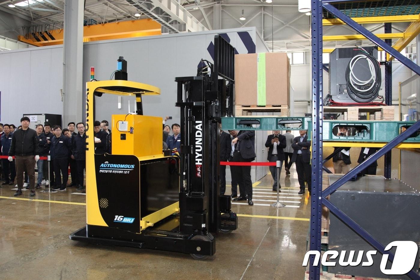 현대건설기계가 지난달 29일 경기도 용인시 마북연구동에서 최근 개발한 무인지게차의 작업 과정을 소개하고 있다. ⓒ 뉴스1