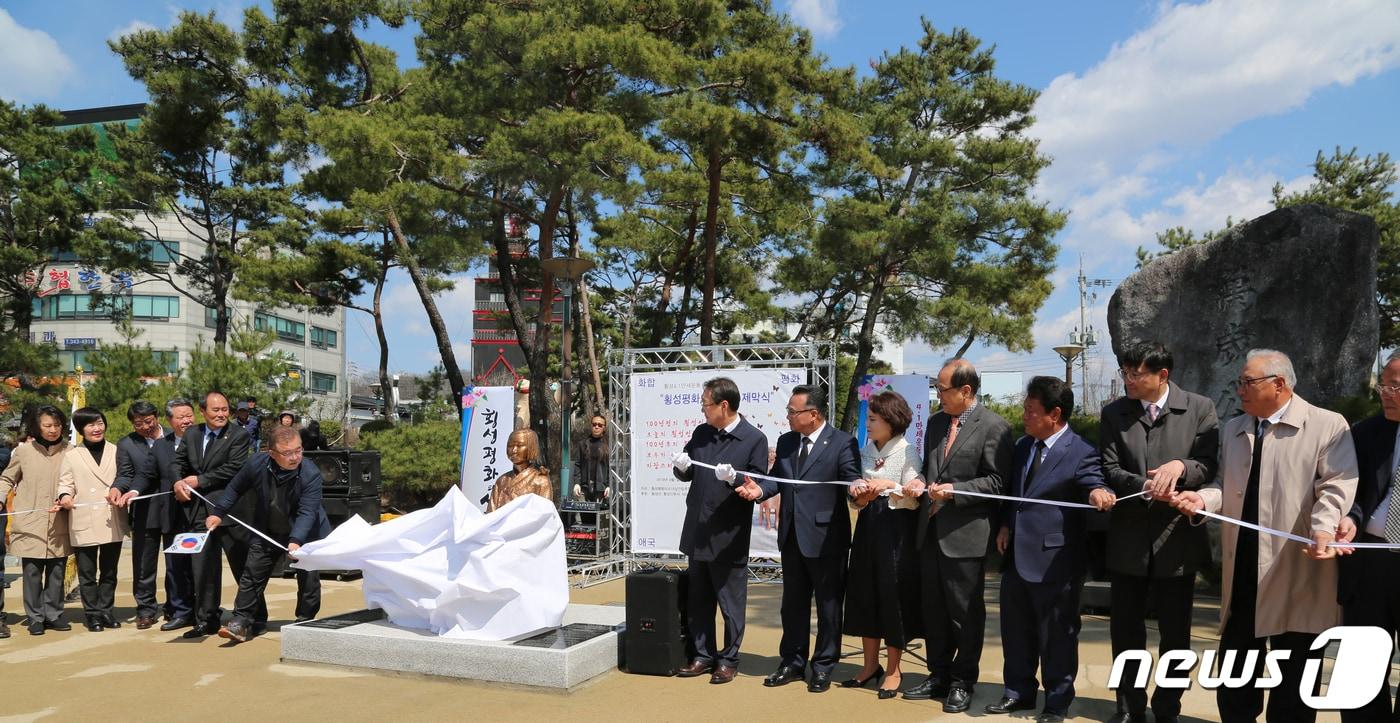 본문 이미지 - 1일 강원도 횡성군 횡성읍 만세공원에서 횡성 평화의 소녀상 제막식이 열리고 있다. 횡성 평화의 소녀상 건립추진위원회(위원장 원재성)는 횡성 4·1만세운동 100주년을 기념해 지난해부터 군민 모금운동을 실시했다.2019.4.1/뉴스1 ⓒ News1 권혜민 기자