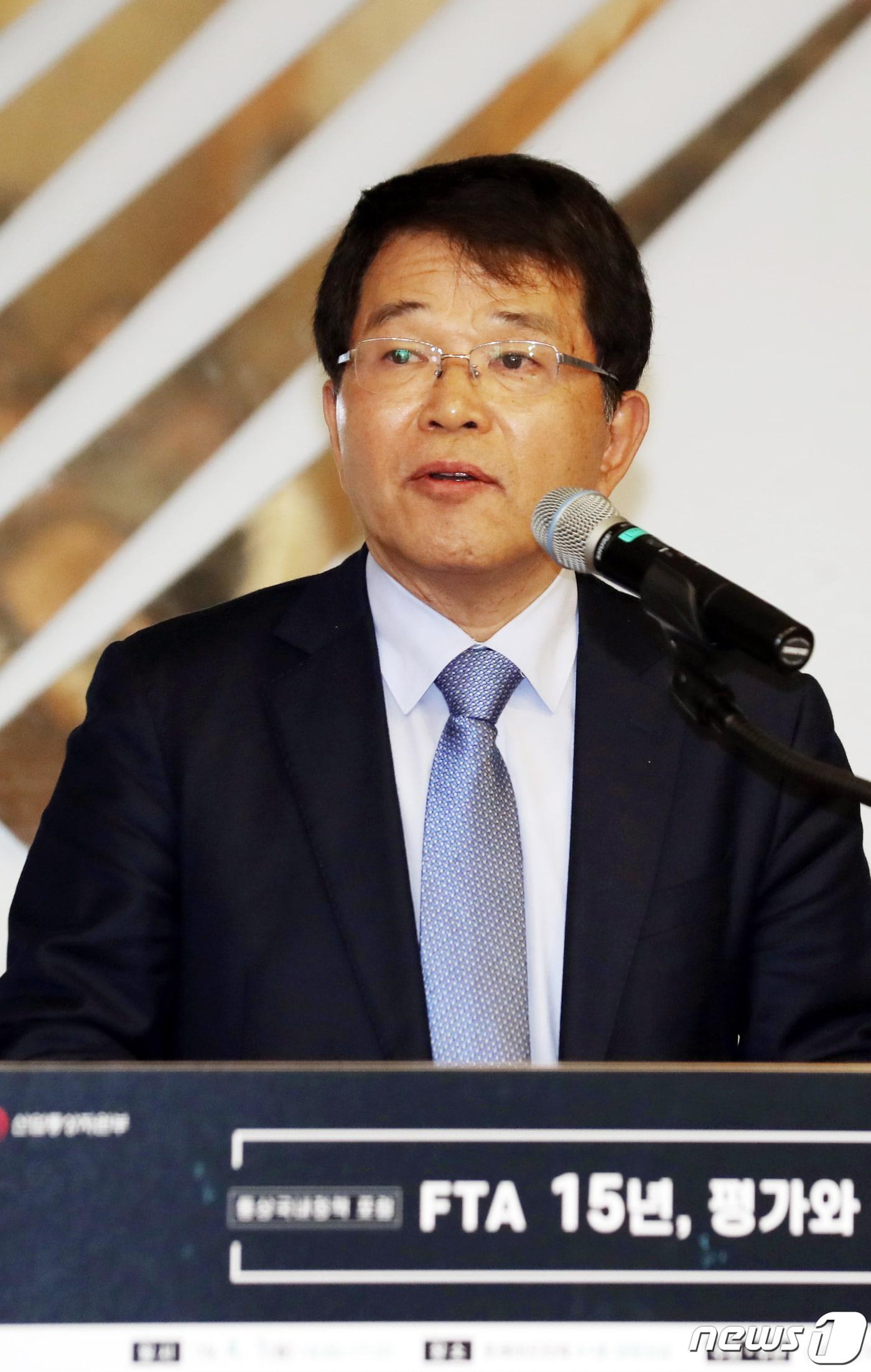 본문 이미지 - 한진현 한국전력공사 신임 사외이사가 한국무역협회 부회장 시절인 2019년  서울 강남구 트레이드타워에서 열린 '통상국내정책 포럼'에서 개회사를 하고 있다. 2019.4.1/뉴스1 ⓒ News1 황기선 기자