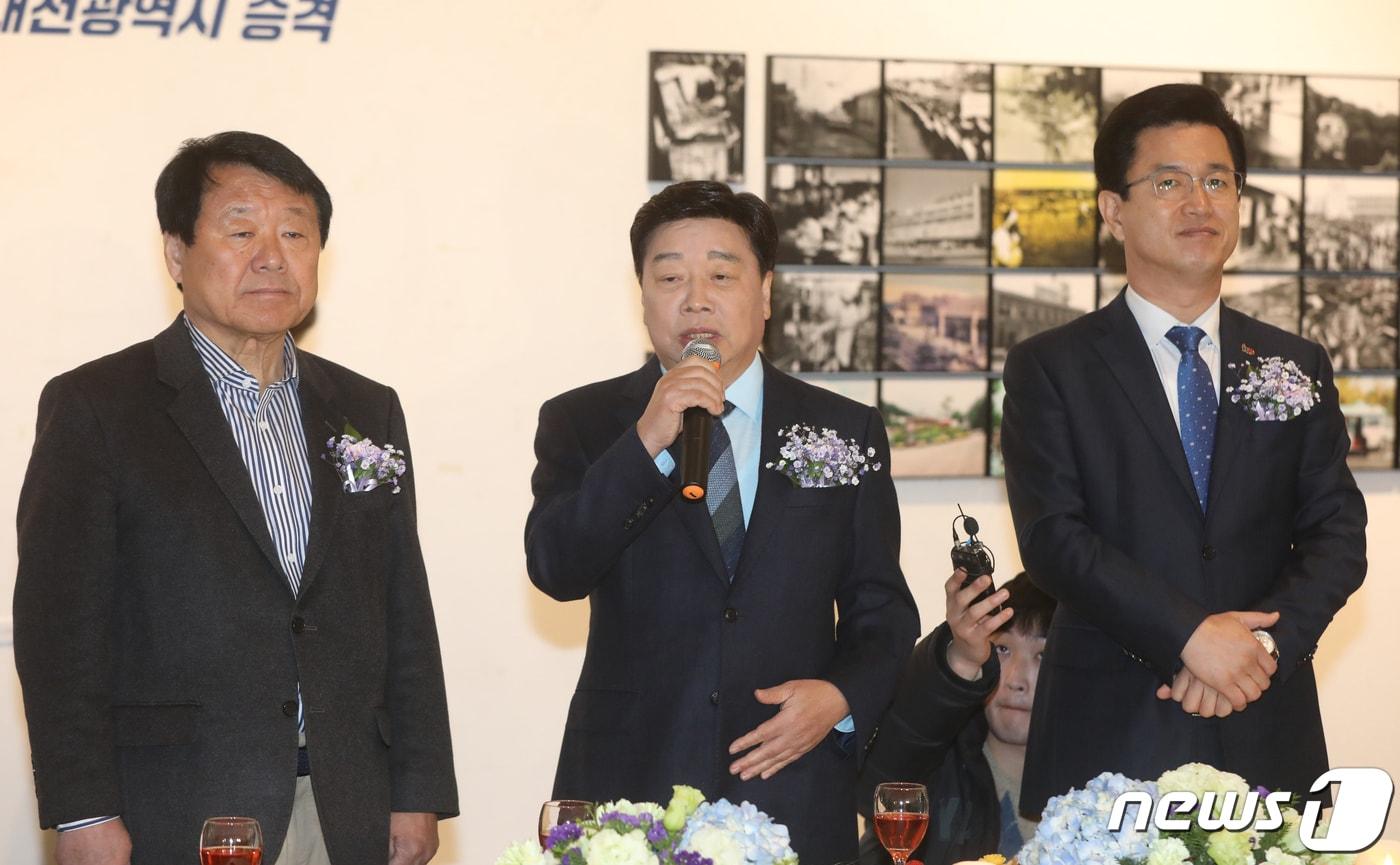본문 이미지 - 권선택 전 대전시장이  대전시청에서 열린 대전시 출범 70주년, 광역시 승격 30주년 기념 사진 전시회에 참석해 인사말을 하고 있다. 2019.4.1 ⓒ 뉴스1 DB