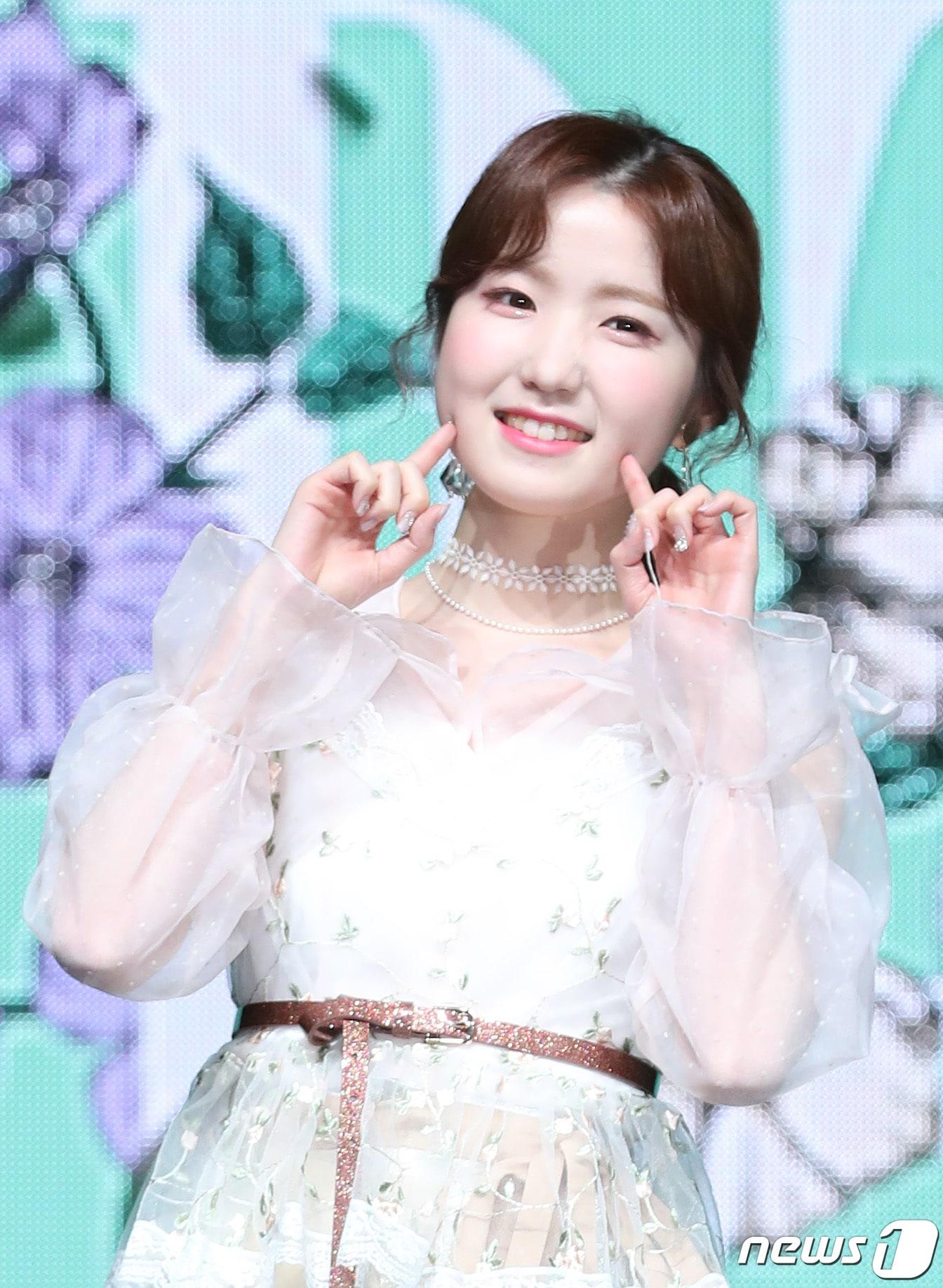 본문 이미지 - 걸그룹 아이즈원(IZ*ONE) 혼다 히토미가 1일 오후 서울 용산구 한남동 블루스퀘어에서 열린 두 번째 미니앨범 ‘하트아이즈(HEART*IZ)’ 발매 기념 쇼케이스에 참석해 포즈를 취하고 있다. 이번 앨범에는 타이틀곡 '비올레타'를 비롯해 '해바라기', '하이라이트(Highlight)', '리얼리 라이크 유(Really Like You)', '에어플레인(Airplane)', '하늘 위로', '고양이가 되고 싶어', '기분 좋은 안녕' 등이 수록됐다. 2019.4.1/뉴스1 ⓒ News1 권현진 기자