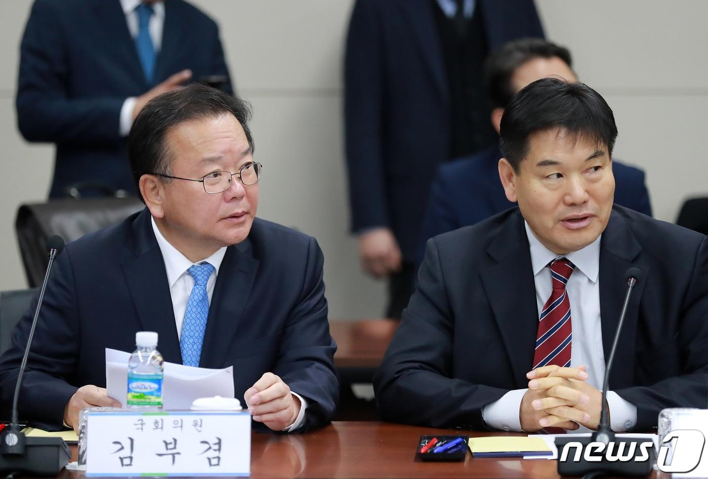 본문 이미지 - 지난 2019년 4월 대구를 찾은 김부겸 당시 더불어민주당 국회의원(왼쪽)과 홍의락 의원. 2019.4.10/뉴스1 ⓒ News1 공정식 기자