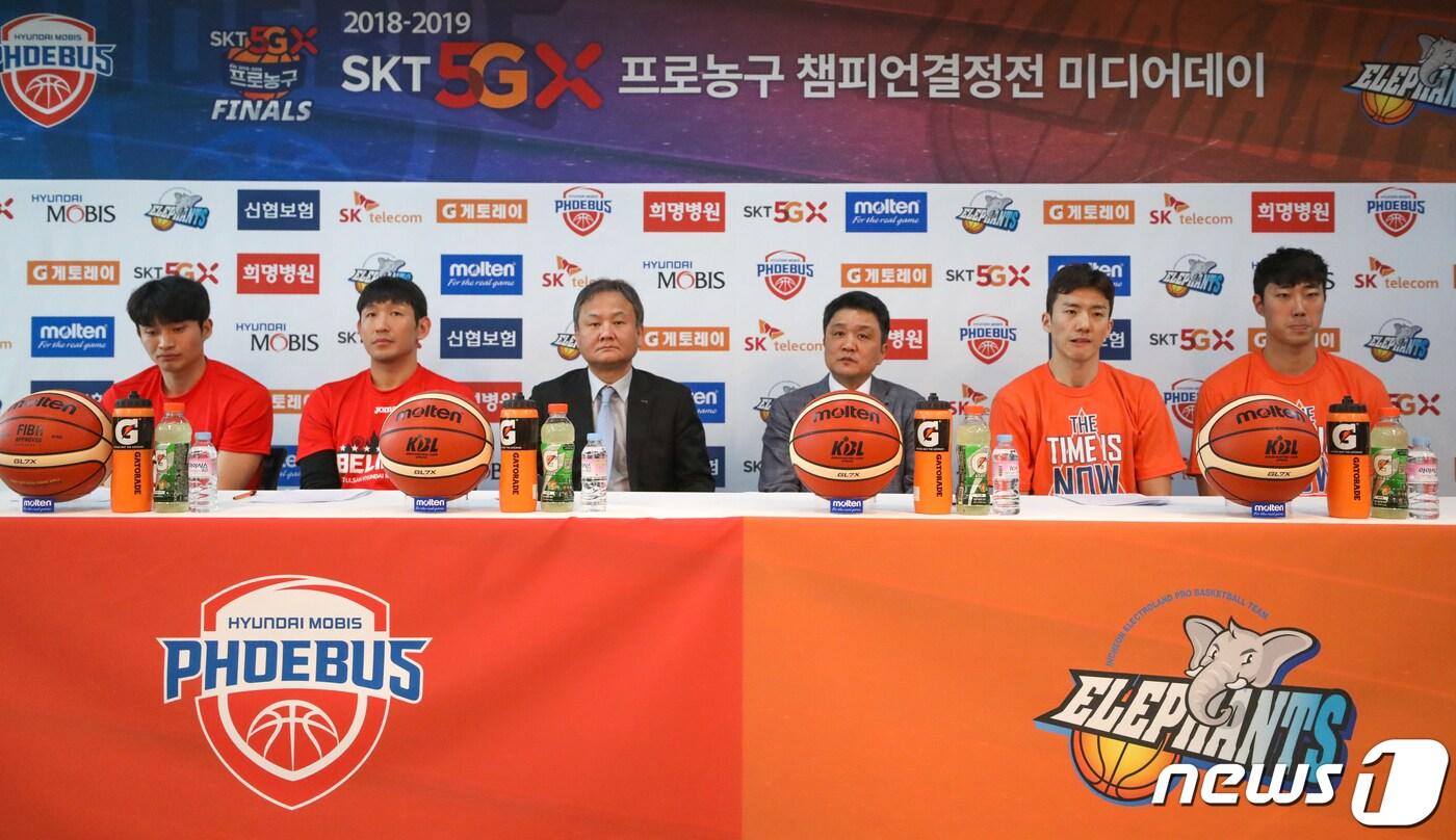 10일 오후 서울 강남구 KBL 센터에서 열린 2018-2019 SKT 5GX 프로농구 챔피언결정전 미디어데이에 양팀 감독과 선수들이 참석해 있다. 챔피언결정전은 오는 13일 울산 동천체육관에서 시작하며 7선 4승제로 진행된다. 2019.4.10/뉴스1 ⓒ News1 성동훈 기자