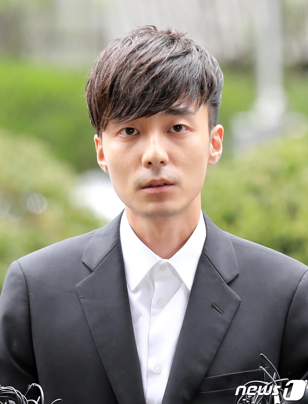 본문 이미지 - 음란물 유포 혐의를 받는 가수 로이킴이 피의자 신분으로 조사를 받기 위해 10일 서울 종로구 서울지방경찰청에 출석하며 취재진 질문에 답변하고 있다. 서울지방경찰청 광역수사대에 따르면 가수 정준영이 포함된 단체 채팅방에 불법 촬영된 사진을 공유한 혐의를 받는 로이킴은 이날 해당 부분에 대한 집중 조사를 받을 예정이다. 2019.4.10/뉴스1 ⓒ News1 오장환 기자