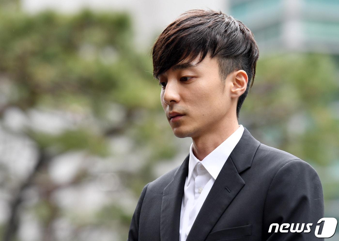 본문 이미지 - 음란물을 유포한 혐의를 받고 있는 가수 로이킴이 10일 서울 종로구 서울지방경찰청으로 피의자 신분으로 조사를 받기위해 출석하고 있다. 서울지방경찰청 광역수사대에 따르면 가수 정준영이 포함된 단체 채팅방에 불법 촬영된 사진을 공유한 혐의를 받는 로이킴은 이날 해당 부분에 대한 집중 조사를 받을 예정이다. 2019.4.10/뉴스1 ⓒ News1 오장환 기자