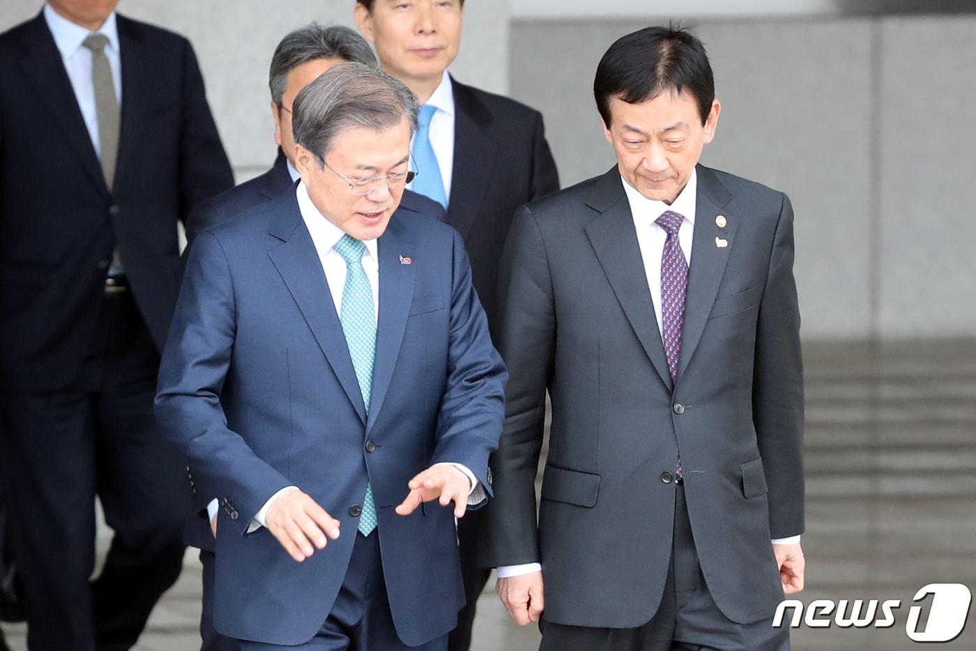 본문 이미지 - 문재인 대통령과 진영 행정안전부 장관. 2019.4.10/뉴스1 ⓒ News1 황기선 기자