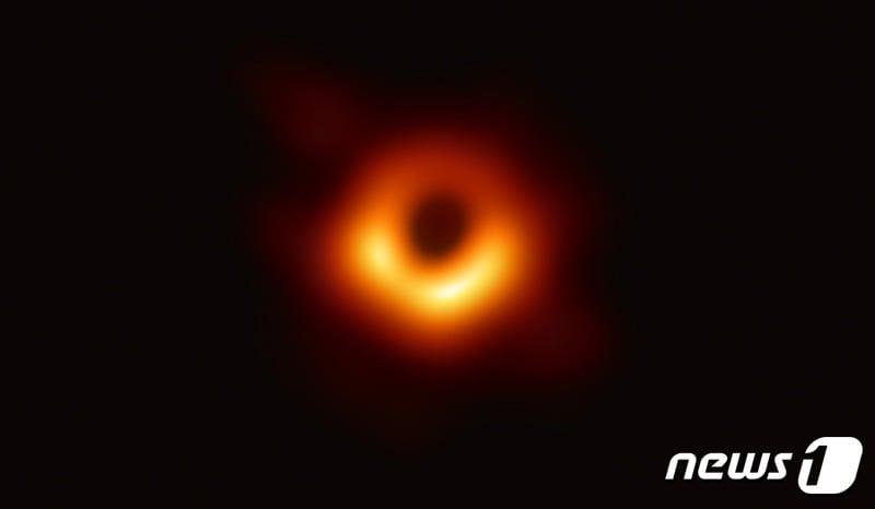 본문 이미지 - 이벤트 호라이즌 망원경 프로젝트 연구진이 전파망원경 8개로 구성된 EHT를 통해 처녀자리 은하단 중심부에 있는 'M87' 거대은하 가운데에 있는 '초대질량 블랙홀'을 인류 최초로 관측하는데 성공했다. 사진은 최초 관측된 블랙홀 모습.(EHT 누리집 제공)ⓒ 뉴스1