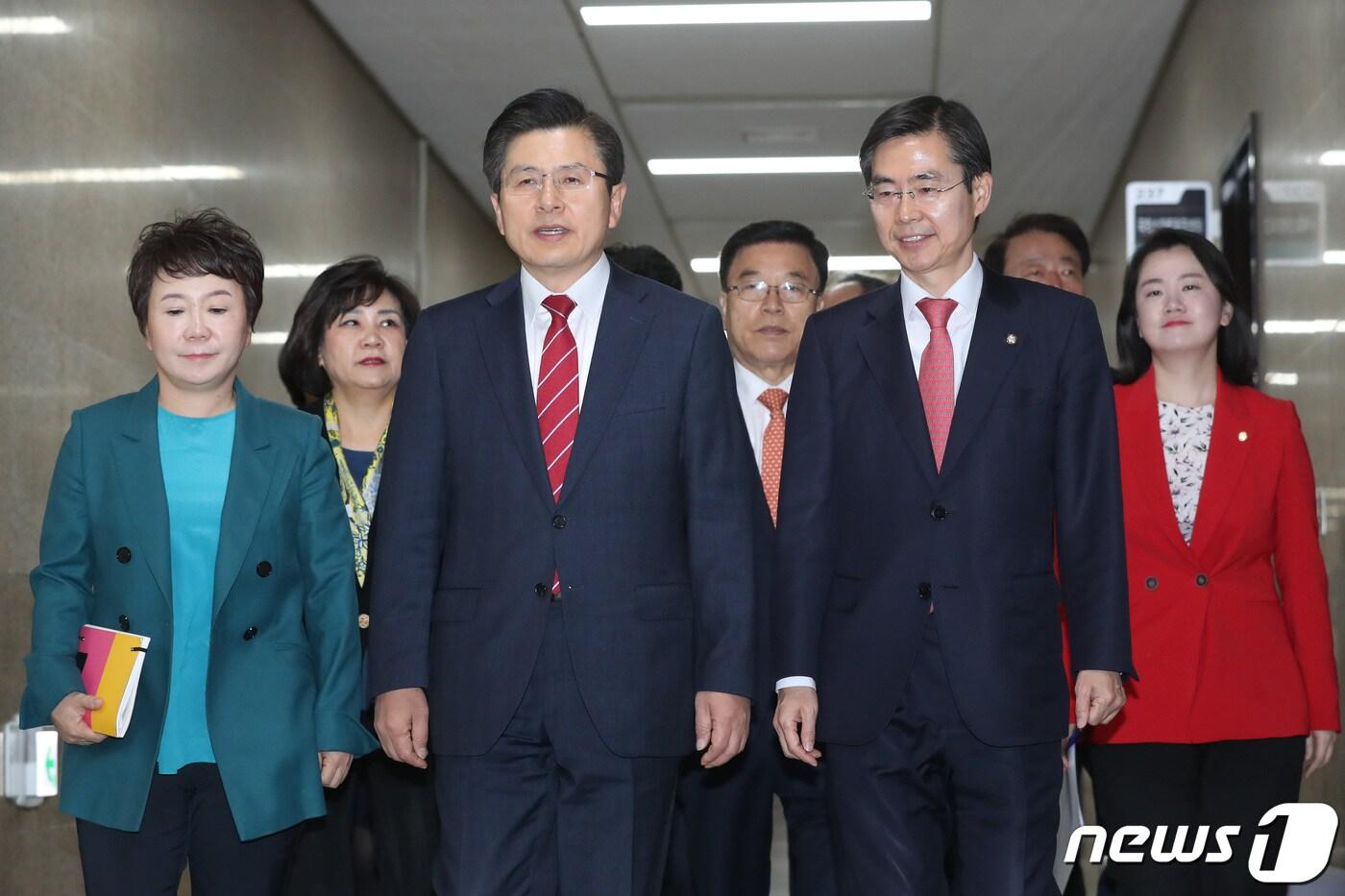 본문 이미지 - 황교안 자유한국당 대표가 11일 오전 서울 여의도 국회에서 열린 최고위원회의에 참석하고 있다. 2019.4.11/뉴스1 ⓒ News1 임세영 기자