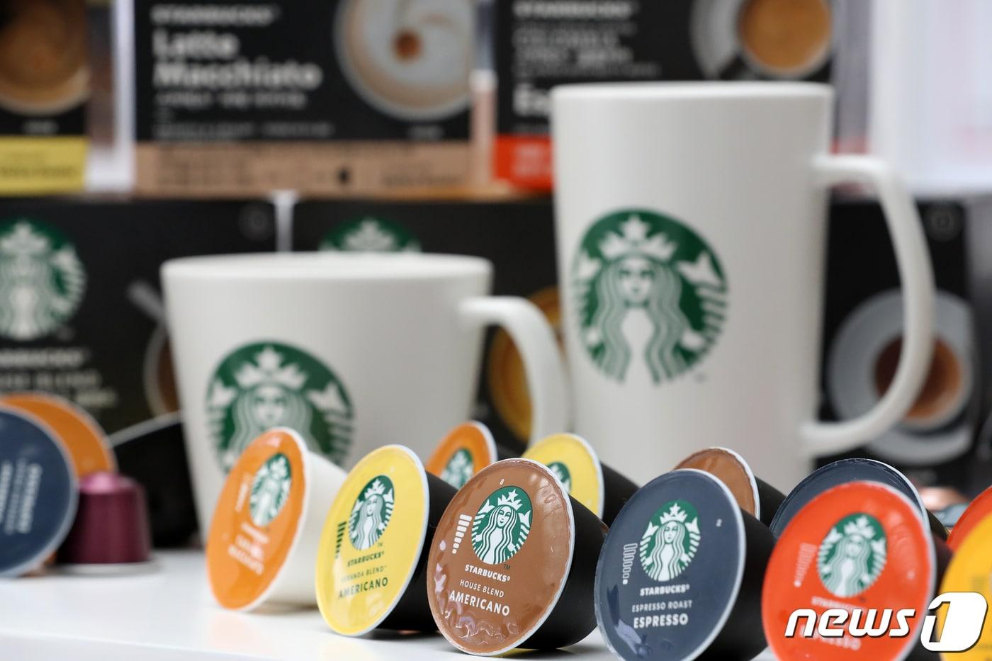 본문 이미지 - 네슬레코리아가 2018년 스타벅스와 글로벌 커피 제휴를 체결한 뒤 첫 제품으로 출시한 스타벅스 앳홈 캡슐 커피. 2019.4.11/뉴스1 ⓒ News1 이승배 기자