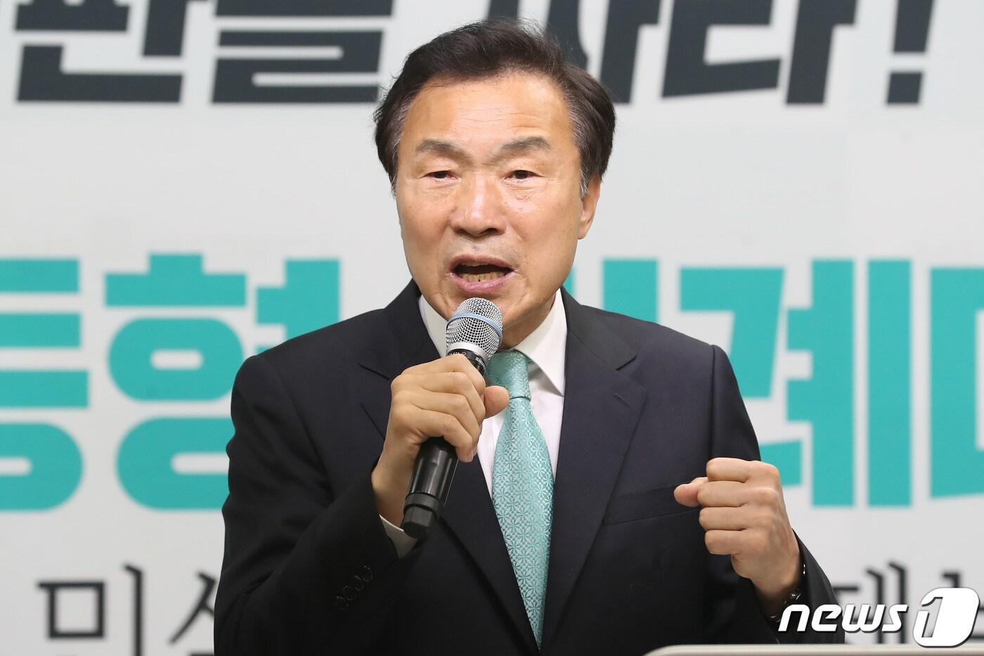 본문 이미지 - 손학규 바른미래당 대표가 11일 오전 서울 여의도 국회에서 열린 4월 당 사무처 월례회에서 모두발언을 하고 있다. 2019.4.11/뉴스1 ⓒ News1 임세영 기자