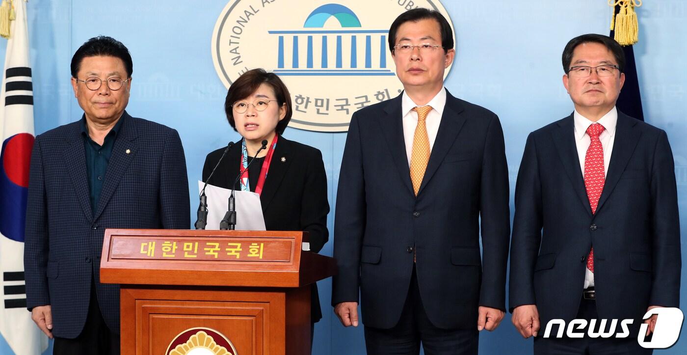 본문 이미지 - 김정재,백승주 등 자유한국당 초·재선 의원모임 '통합과 전진' 소속 의원들이 11일 서울 여의도 국회 정론관에서 기자회견을 하고 있다. 의원들은 '잇따른 인사참사에 대해 문재인 대통령이 직접 대국민사과'를 하고 '조국 민정수석과 조현옥 인사수석의 경질'을 요구했다. 2019.4.11/뉴스1 ⓒ News1 이종덕 기자
