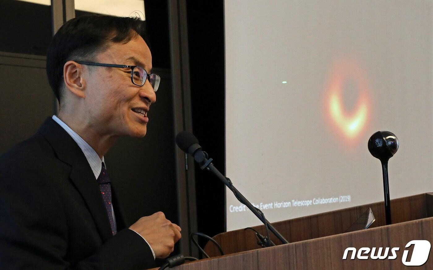 사건지평선망원경(EHT) 프로젝트 한국측 연구자인 한국천문연구원 정태현 박사가 11일 오전 서울 중구 LW컨벤션센터에서 열린 'EHT(Event Horizon Telescope, 사건지평선망원경) 프로젝트 연구결과를 발표하고 있다. 2019.4.11/뉴스1 ⓒ News1 오대일 기자