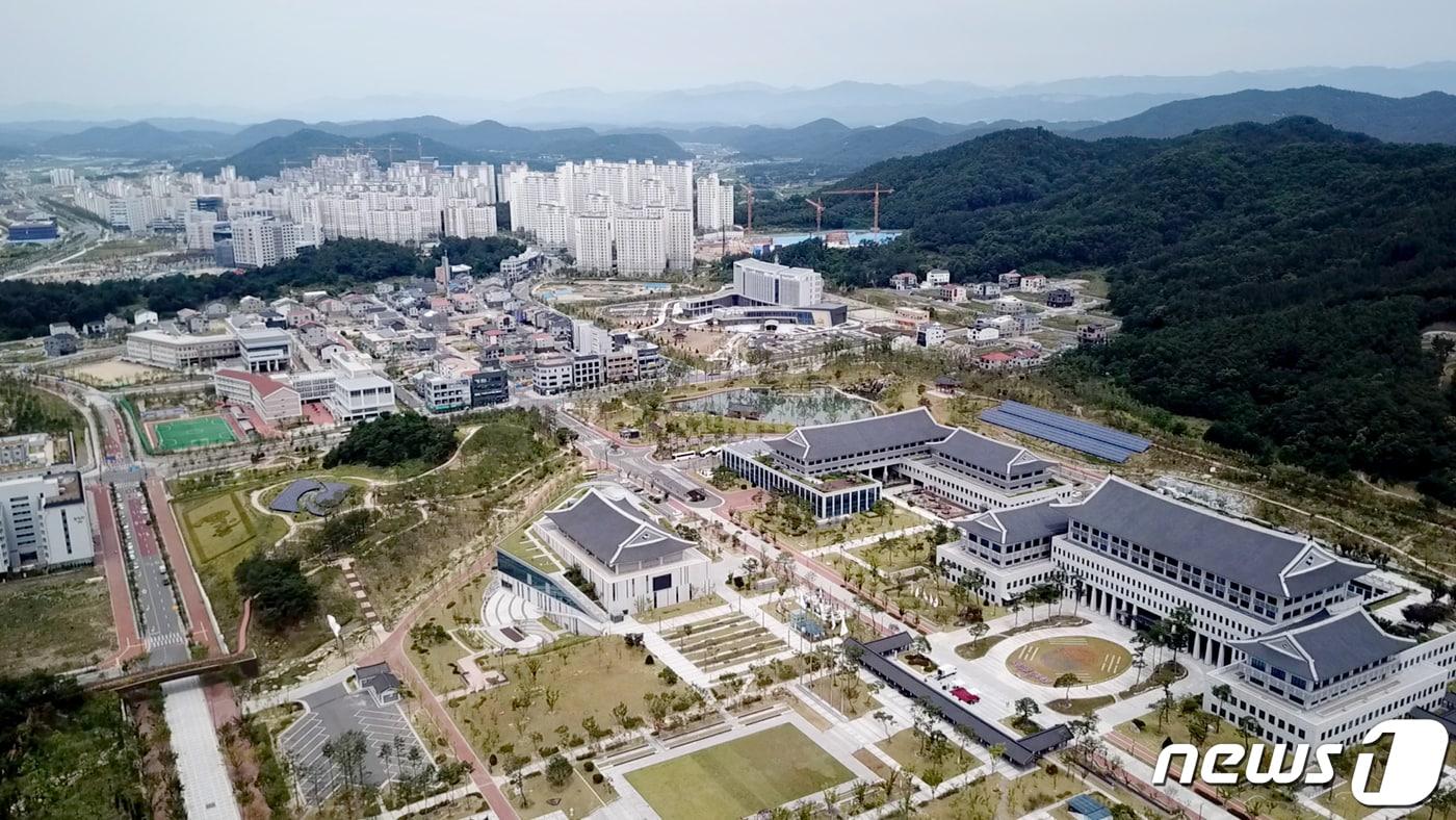 본문 이미지 - 경북도는 도청 내 문화공간인 동락관 개관 10주년을 맞아 올해 연중 다양한 공연예술 프로그램을 운영한다.사진은 경북도청 신도시 전경 /뉴스1