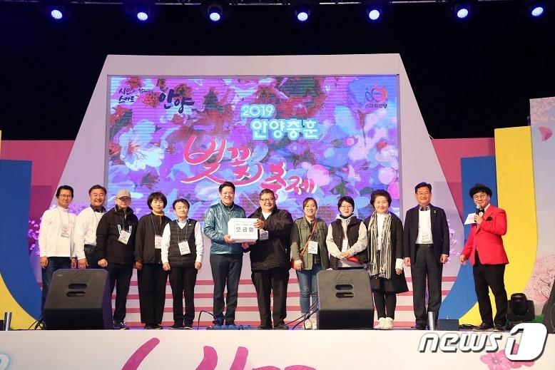 본문 이미지 - 안양시는 최근 강원도 고성, 속초 등지에서 발생한 대형 산불 피해와 관련해 관내 10개 민간단체 등이 모금한 1000만원의 성금을 전달한다고 11일 밝혔다.ⓒ 뉴스1