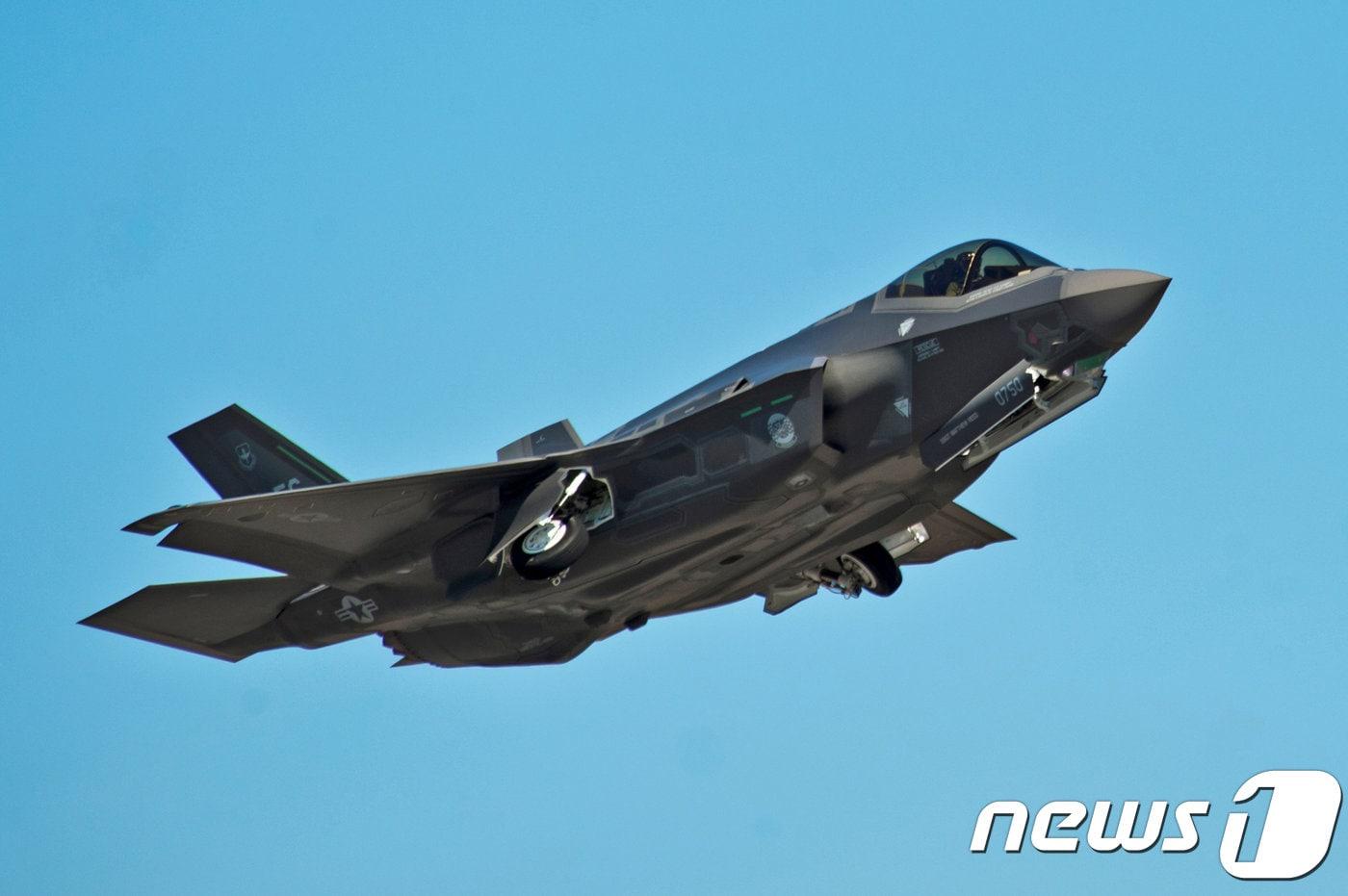 본문 이미지 - F-35A '라이트닝2' 스텔스전투기 <자료사진> ⓒ 로이터=뉴스1