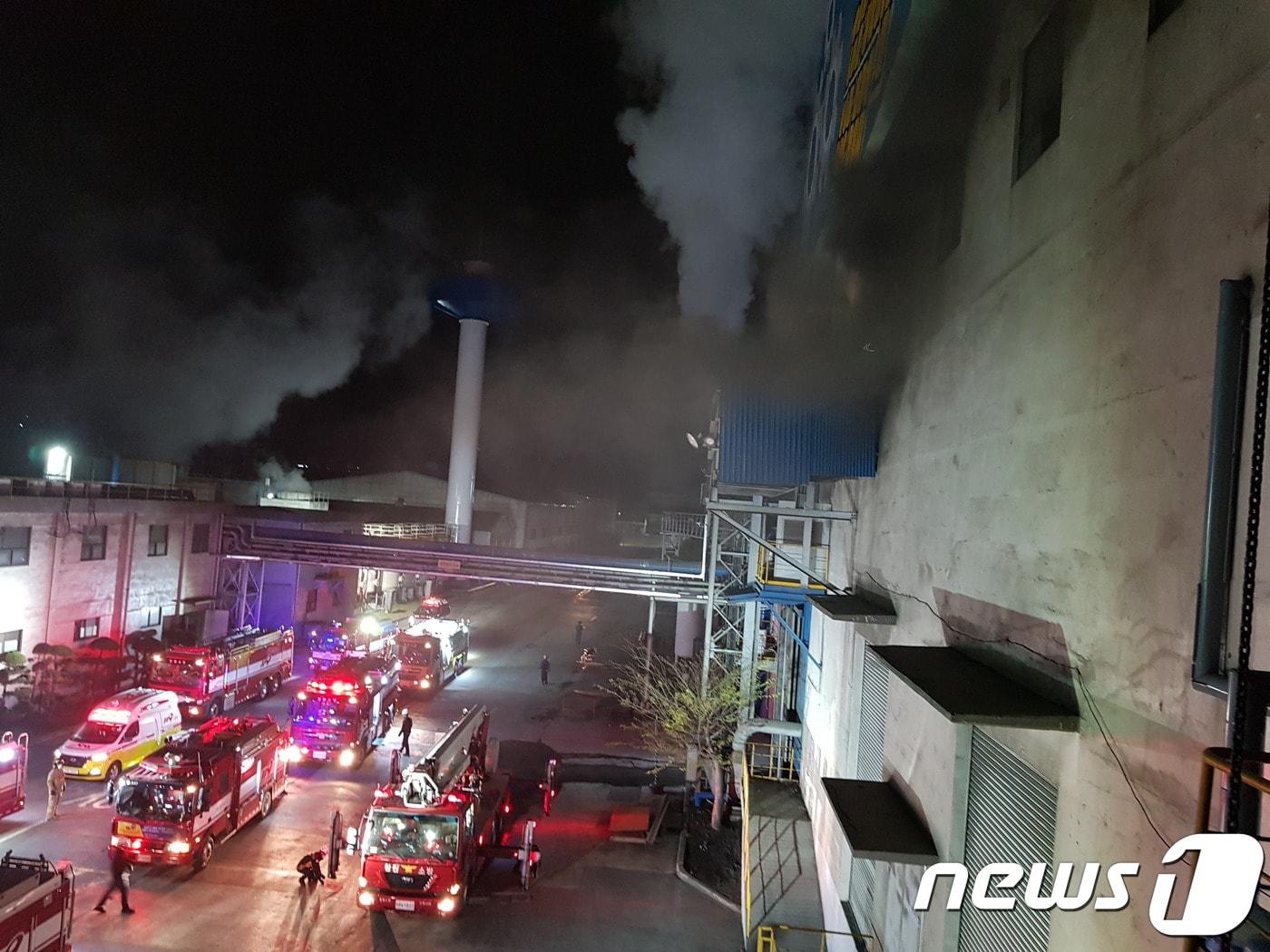 본문 이미지 - 11일 오후 10시47분쯤 경남 창원시 성산구 한 철강공장 변전실에서 불이 나 소방당국이 진화에 나서고 있다.(창원소방본부 제공).2019.4.12.ⓒ 뉴스1