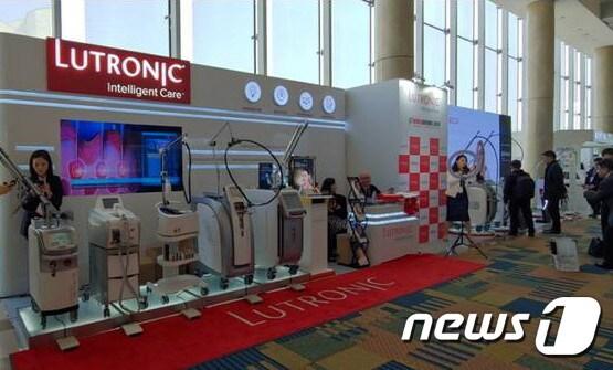 본문 이미지 - 루트로닉이 '대한피부과의사회 국제학술대회 2019'에서 전시한 레이저기기 신제품.ⓒ 뉴스1