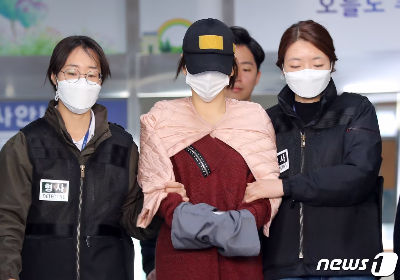 지난 2019년 4월12일 필로폰 투약 혐의로 구속된 황하나씨(31)가 경기 수원시 영통구 수원남부경찰서에서 수원지방검찰청으로 송치되는 모습 (자료사진) 2019.4.12/뉴스1 ⓒ News1