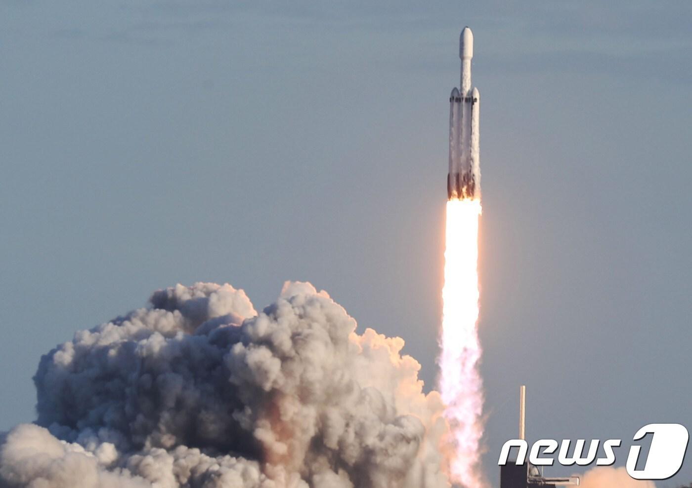 본문 이미지 - 스페이스X  '팰컨 헤비' 로켓 <자료사진> ⓒ AFP=뉴스1