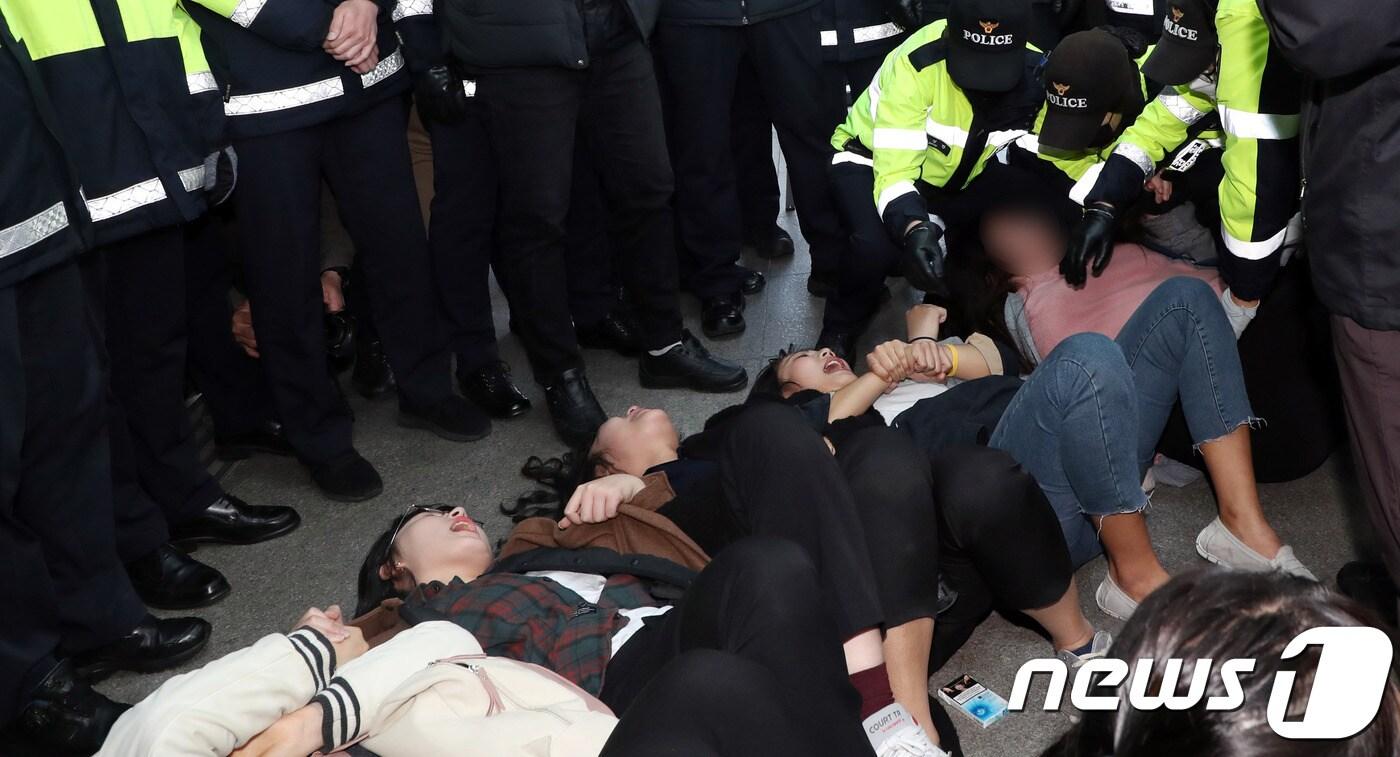 한국대학생진보연합(대진연) 소속 학생들이 지난 2019년 4월 12일 서울 여의도 국회 의원회관에서 경찰에 연행되고 있다. 2019.4.12/뉴스1 ⓒ News1 김명섭 기자