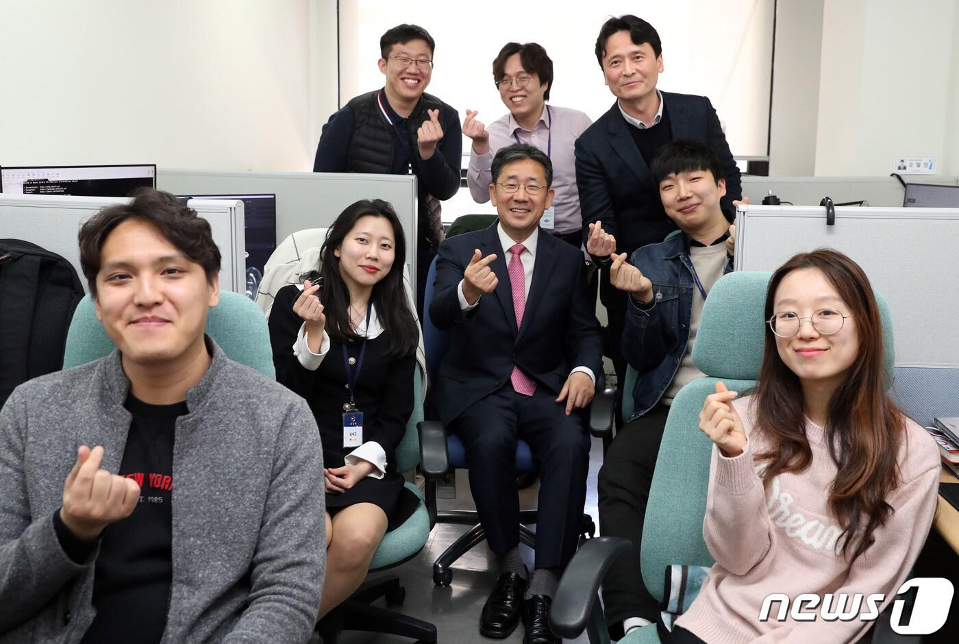 본문 이미지 - 박양우 문화체육관광부 장관이 12일 서울 중구 한국관광공사 서울센터에서 열린 관광산업 혁신성장을 위한 관광업계 간담회에 앞서 관광벤처 보육센터 입주기업에서 직원들과 기념촬영을 하고 있다. (문화체육관광부 제공) 2019.4.12/뉴스1