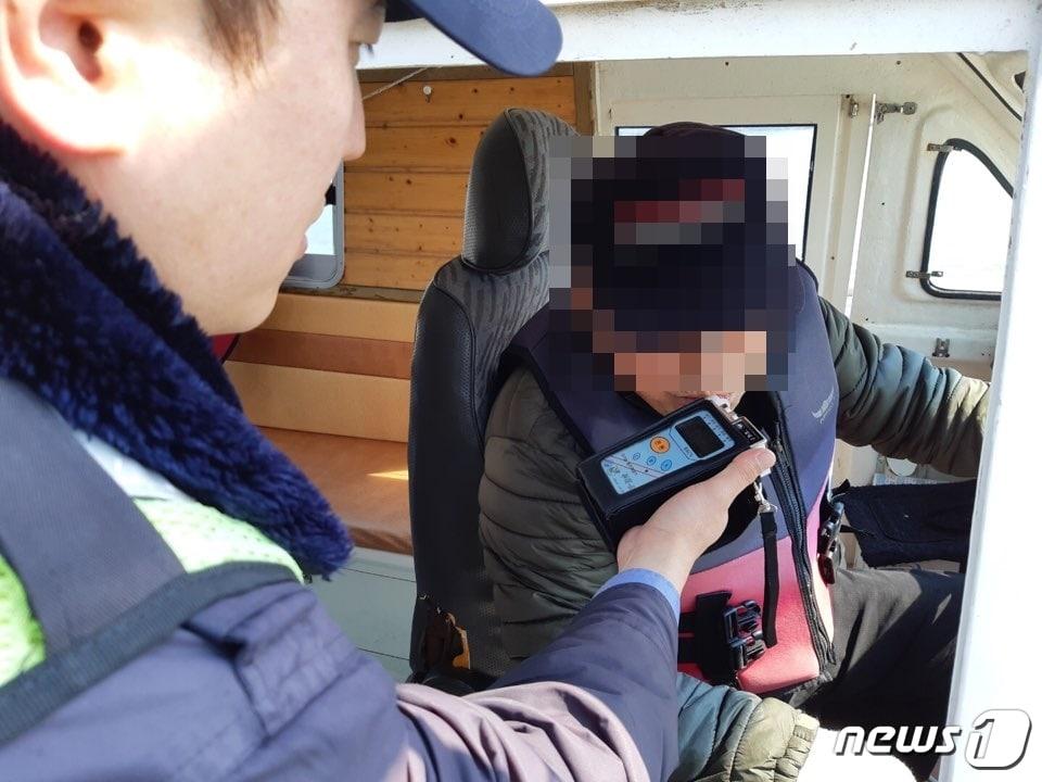 본문 이미지 - 군산해양경찰서가 12일 음주운항에 대한 단속을 하고 있다(군산해양경찰서 제공)@019.04.12/뉴스1