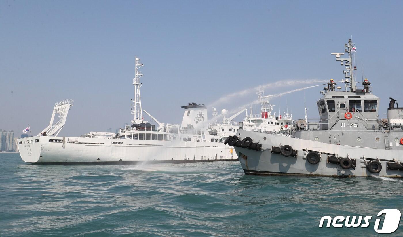 본문 이미지 - 부산 남구 수영만 해상에서 실시된 유람선 화재발생 훈련에서 해군작전사령부 대원들이 화재 진압을 하고 있다. 2019.4.12/뉴스1 ⓒ News1