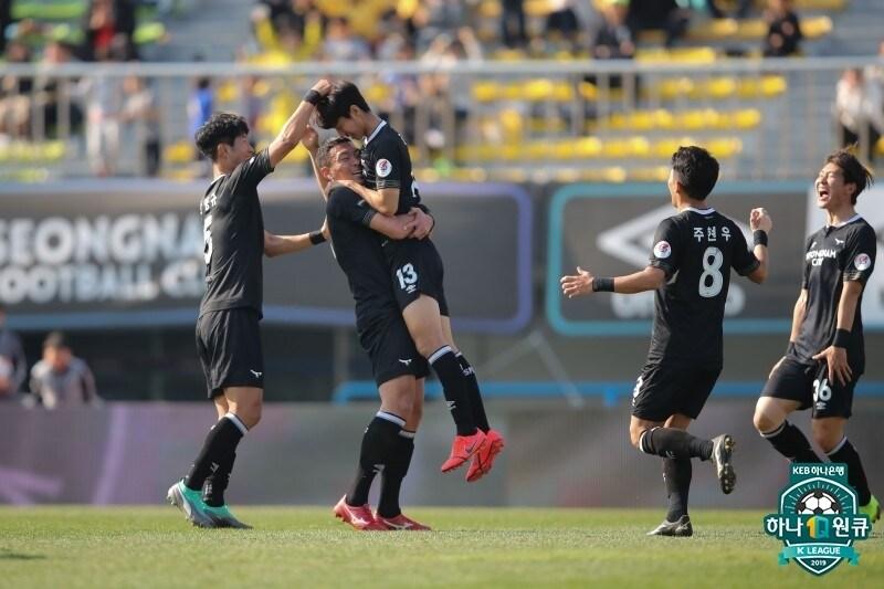 본문 이미지 - 성남 FC의 김민혁이 13일 성남종합운동장에서 열린 포항 스틸러스와의 경기에서 득점에 성공한 뒤 세리머니를 하고 있다. (한국프로축구연맹 제공) ⓒ 뉴스1