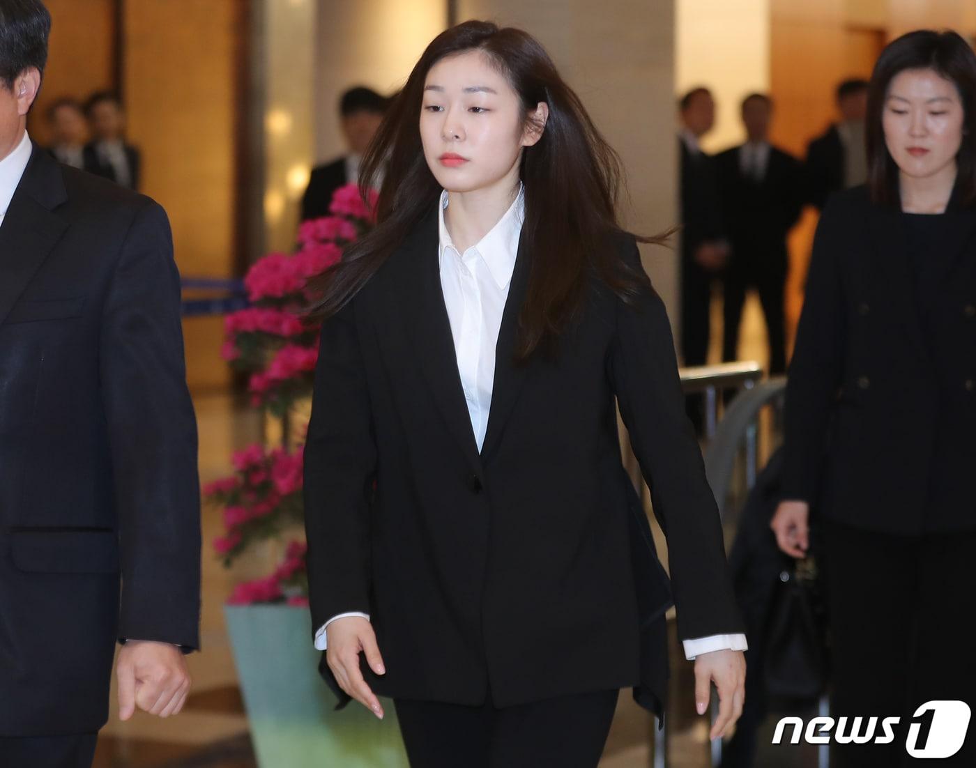 본문 이미지 - 김연아 전 국가대표 피겨스케이팅 선수가 14일 오후 서울 서대문구 신촌세브란스병원 장례식장에 마련된 고 조양호 한진그룹 회장의 빈소에 들어서고 있다. 김연아는 평창동계올림픽 홍보대사로 활동하며 고인과 인연을 맺었다. 2019.4.14/뉴스1 ⓒ News1 구윤성 기자