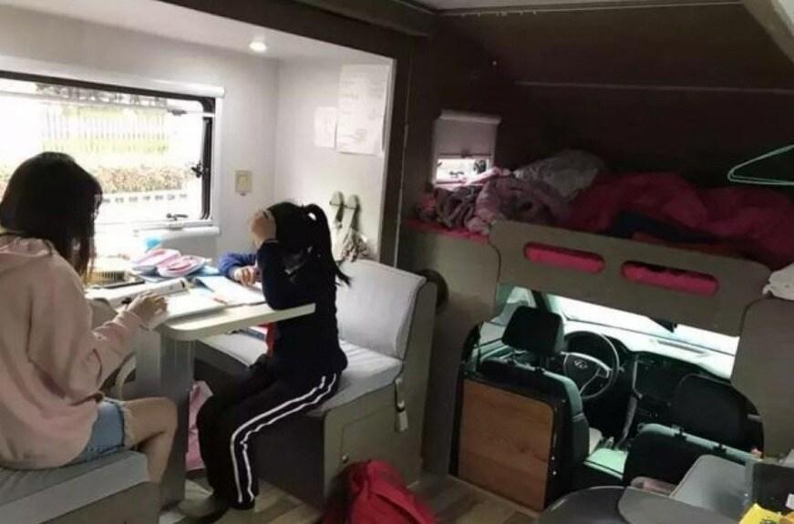 본문 이미지 - 캠핑카 생활을 하고 있는 주모양 - 웨이보 갈무리