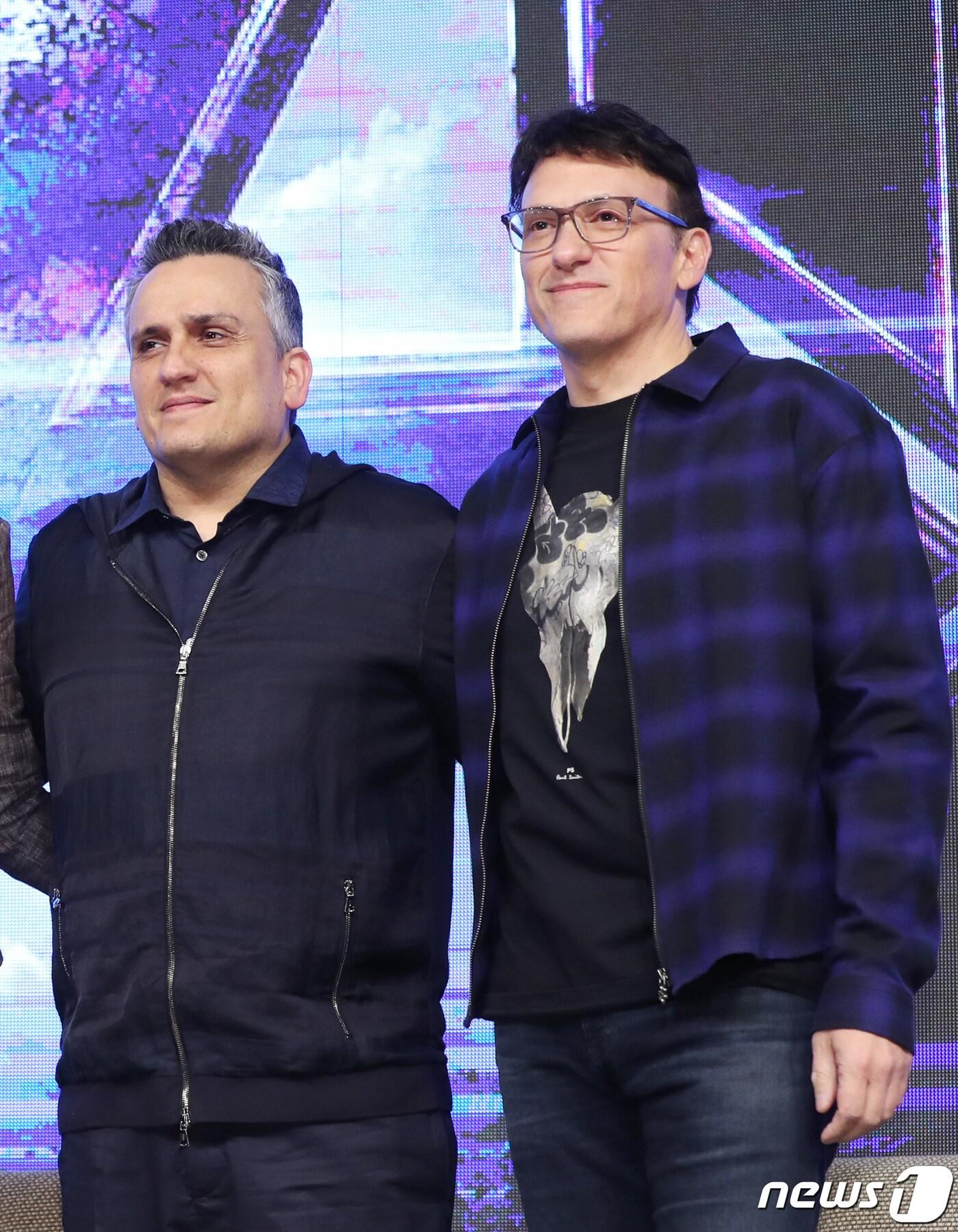 본문 이미지 - 안소니 루소, 조 루소 형제 감독이 15일 오전 서울 종로구 포시즌스 호텔에서 열린 할리우드 영화 ‘어벤져스 : 엔드게임(Avengers : Endgame)’ 내한 기자회견에 참석해 포즈를 취하고 있다. ‘어벤져스 : 엔드게임’은 인피니티 워 이후, 지구의 마지막 희망을 위해 살아남은 어벤져스 조합과 빌런 타노스의 최강 전투를 그린 영화이다. 2019.4.15/뉴스1 ⓒ News1 권현진 기자