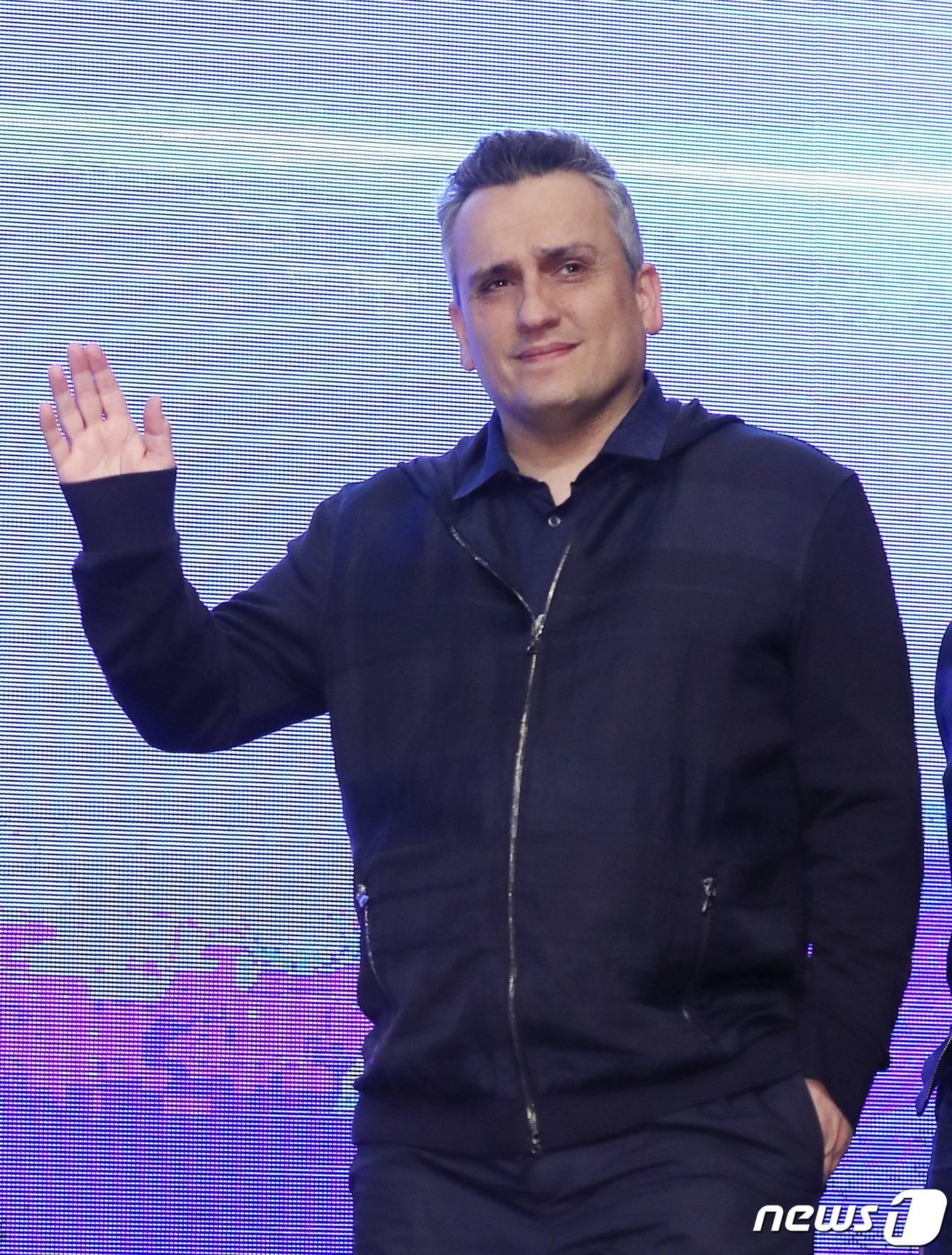 본문 이미지 - 조 루소 감독이 15일 오전 서울 종로구 포시즌스 호텔에서 열린 할리우드 영화 ‘어벤져스 : 엔드게임(Avengers : Endgame)’ 내한 기자회견에 참석해 인사를 하고 있다. ‘어벤져스 : 엔드게임’은 인피니티 워 이후, 지구의 마지막 희망을 위해 살아남은 어벤져스 조합과 빌런 타노스의 최강 전투를 그린 영화이다. 2019.4.15/뉴스1 ⓒ News1 권현진 기자