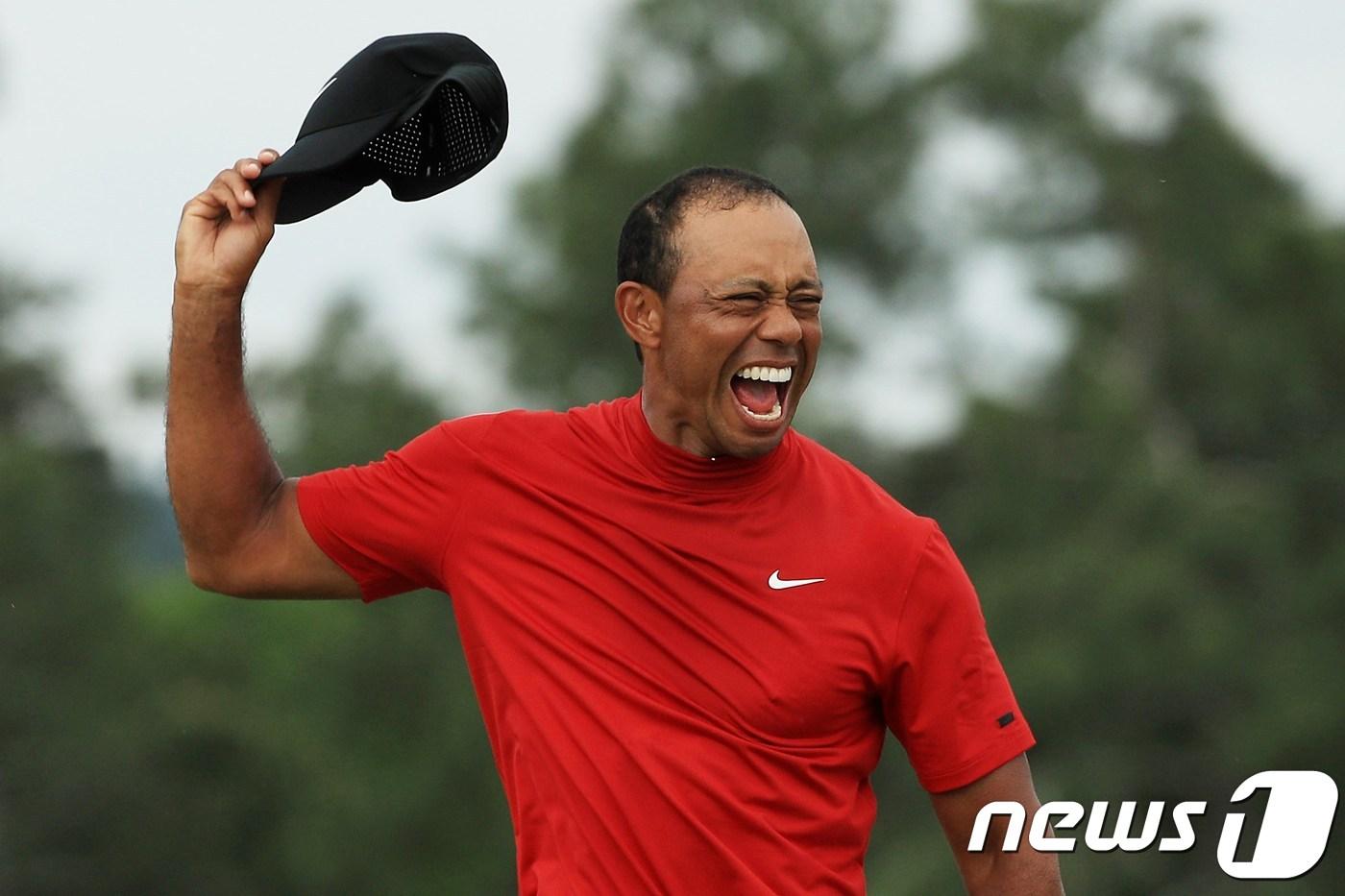 본문 이미지 - 타이거 우즈가 14일(현지시간) 조지아주 오거스타의 오거스타 내셔널 골프클럽에서 열린 PGA 투어 시즌 첫 번째 메이저대회인 마스터스에서 우승을 확정지은 뒤 포효를 하고 있다. 우즈는 1997년 마스터스에서 메이저 첫 우승 이후 마스터스 통산 5번째 우승으로, 2008년 US오픈 제패 이후 11년만에 메이저대회 우승을 했다. ⓒ AFP=뉴스1